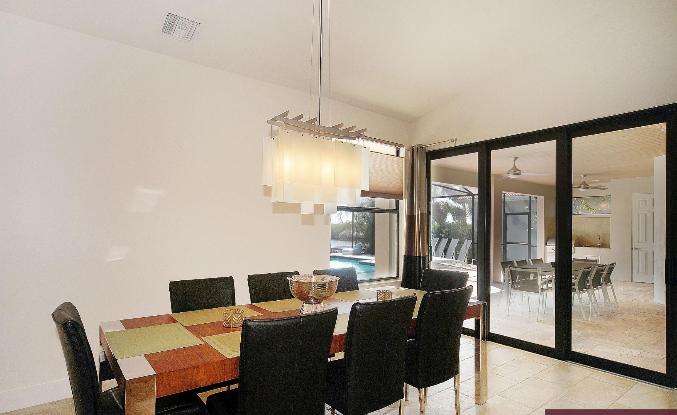 Beheizter Pool und Spa auf der Lanai mit Blick auf den Kanal.