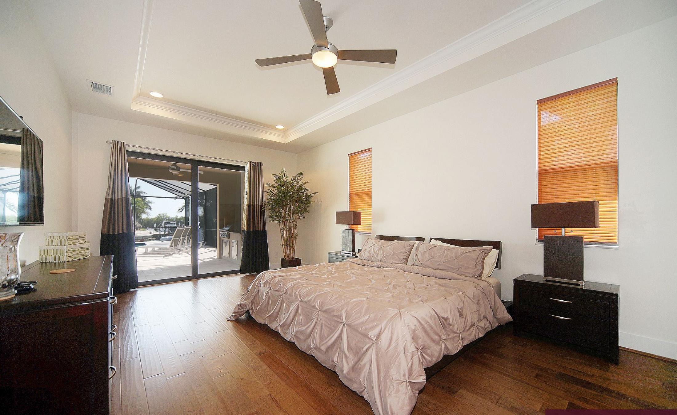 Beheizter Pool und Spa auf der Lanai mit Blick auf den Kanal und Bootsdock.