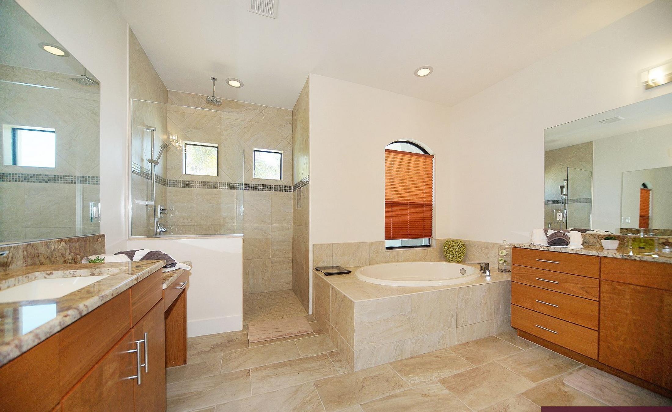 Beheizter Pool und Spa auf der Lanai mit Blick auf den Kanal und Bootsdock.