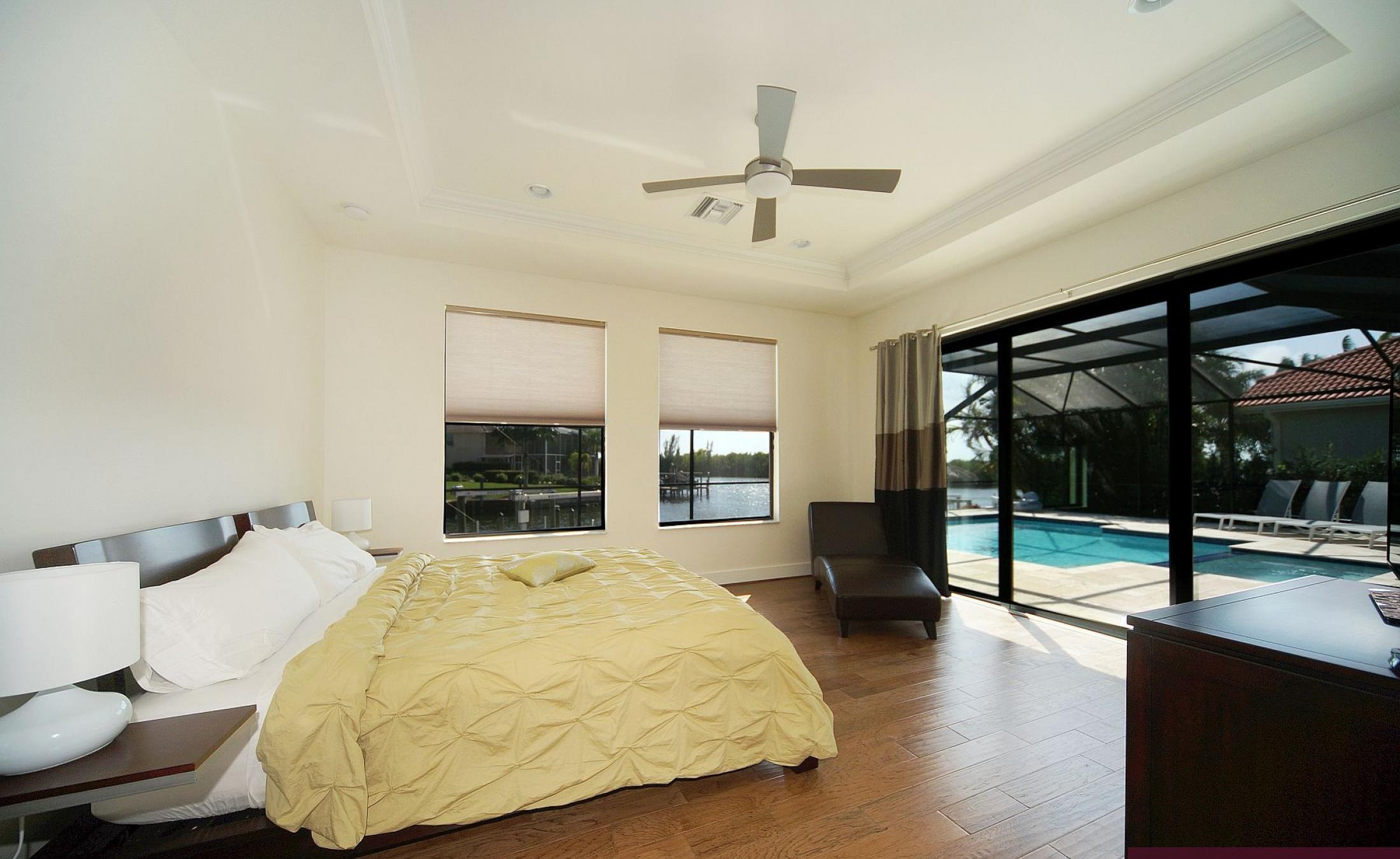 Beheizter Pool und Spa auf der Lanai mit Blick auf den Kanal.