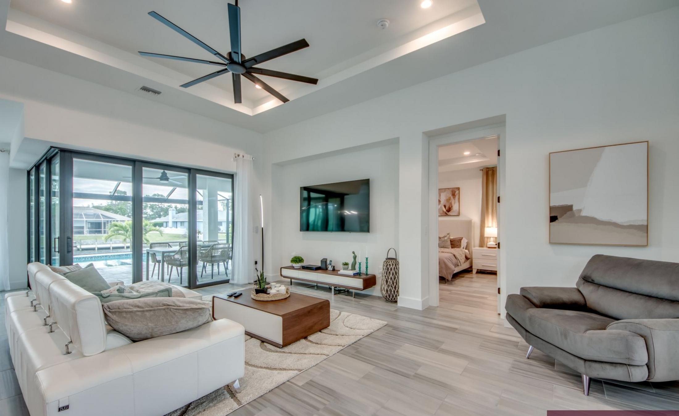 Südlich ausgerichteter Poolbereich mit beheiztem Pool und Spa am Frischwasserkanal.