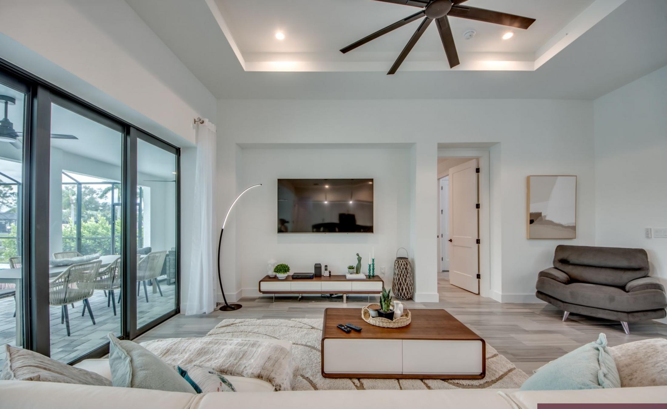 Elektrisch beheizter Pool mit Spa und Blick auf den Frischwasserkanal.