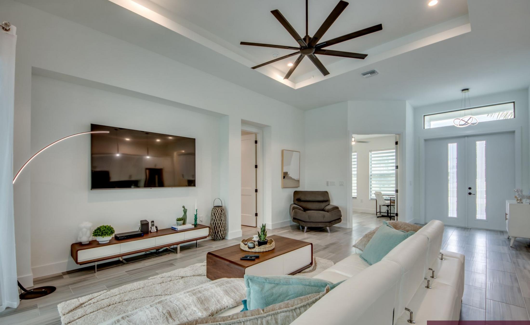 Südlich ausgerichteter Poolbereich mit beheiztem Pool und Spa am Frischwasserkanal.