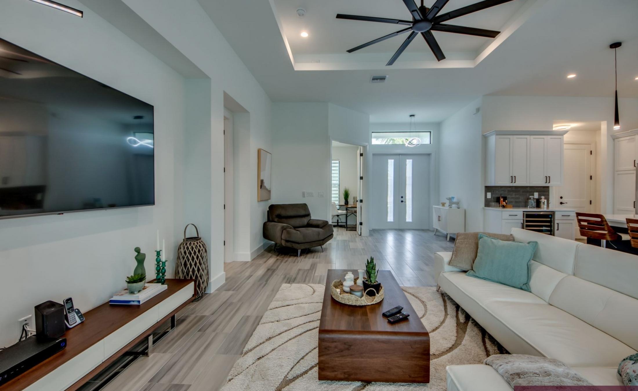 Südlich ausgerichteter Poolbereich mit Spa und Blick auf den Frischwasserkanal.