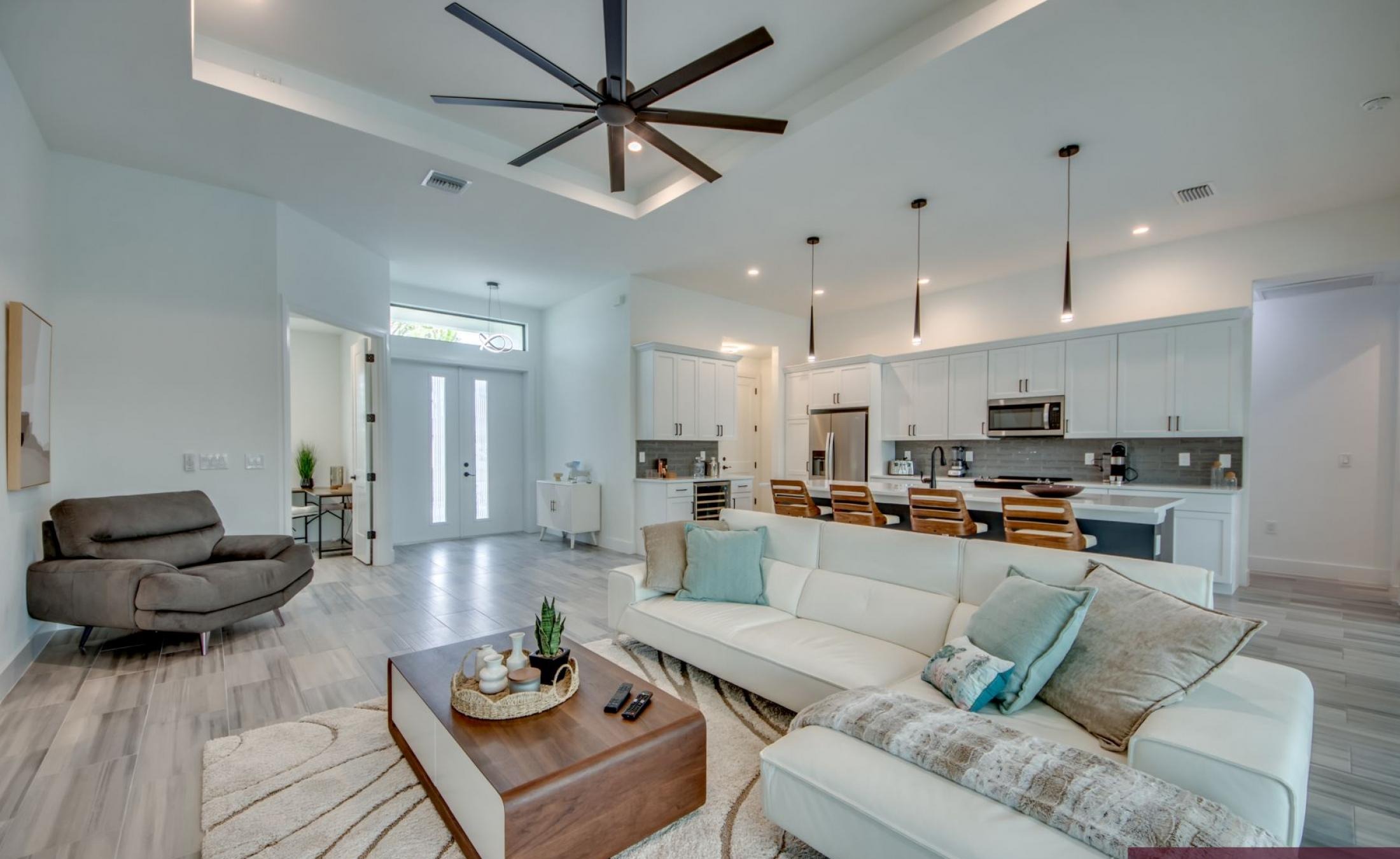 Südseitiger Poolbereich mit elektrisch beheiztem Pool und Spa am Frischwasserkanal.