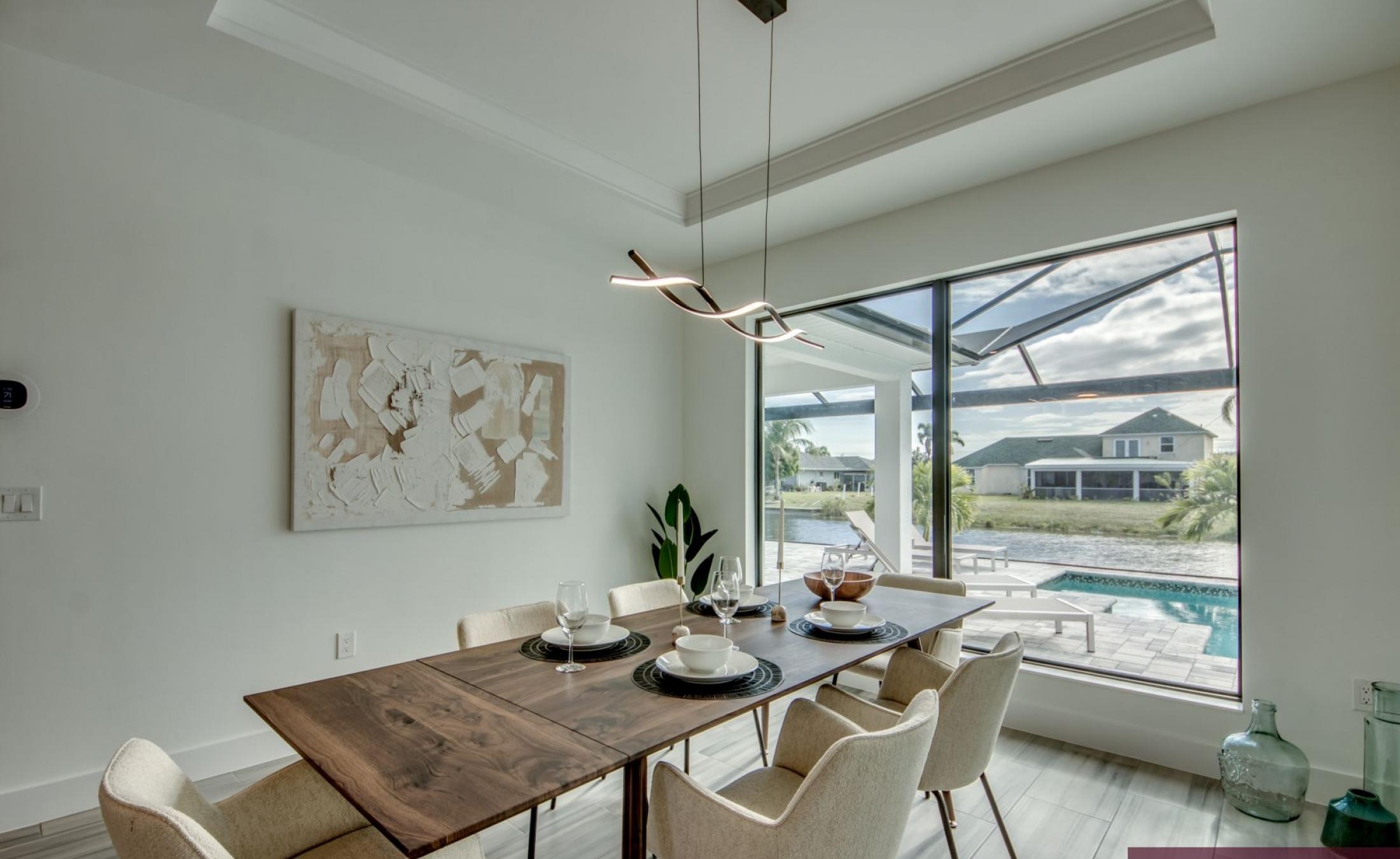 Elektrisch beheizter Pool mit integriertem Spa und Blick auf den Frischwasserkanal.