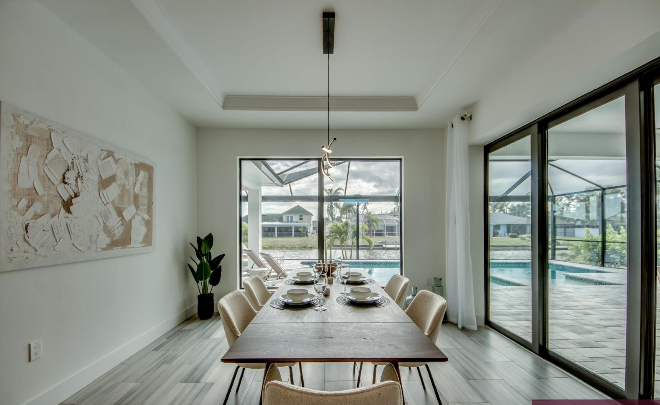 Südlich ausgerichteter Poolbereich mit beheiztem Pool und Spa am Frischwasserkanal.