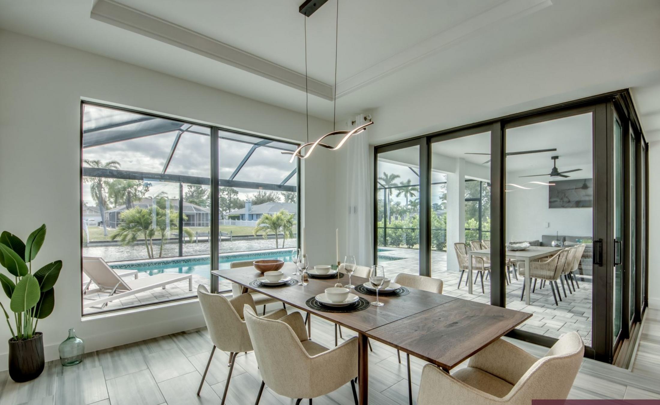 Südlich ausgerichteter Poolbereich mit beheiztem Pool und Spa am Frischwasserkanal.