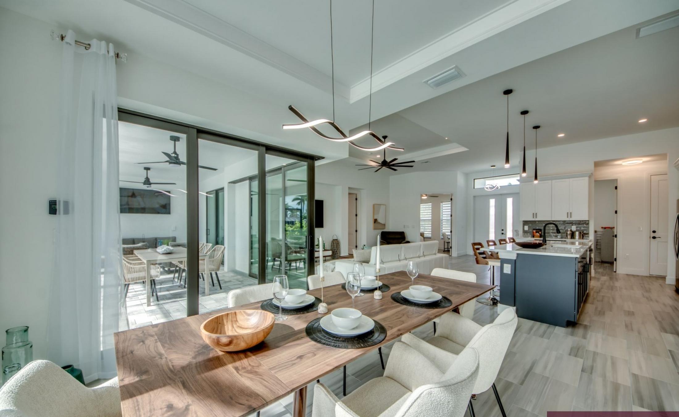 Südlich ausgerichteter Poolbereich mit beheiztem Pool und Spa am Frischwasserkanal.