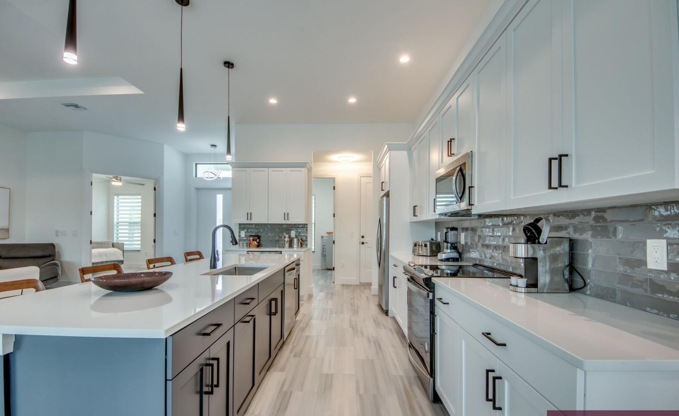 Elektrisch beheizter Pool mit Spa und sonniger Terrasse am Frischwasserkanal.