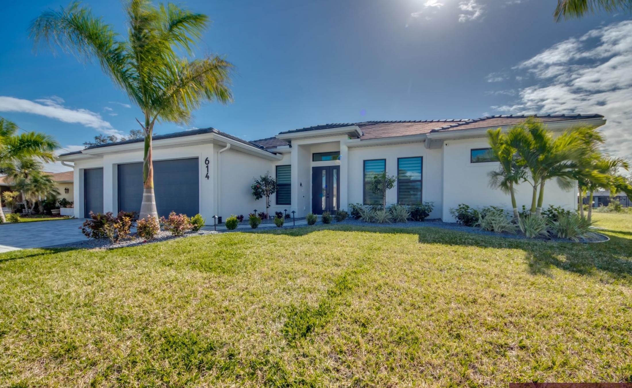 Südlich ausgerichteter Poolbereich mit beheiztem Pool und Spa am Frischwasserkanal.