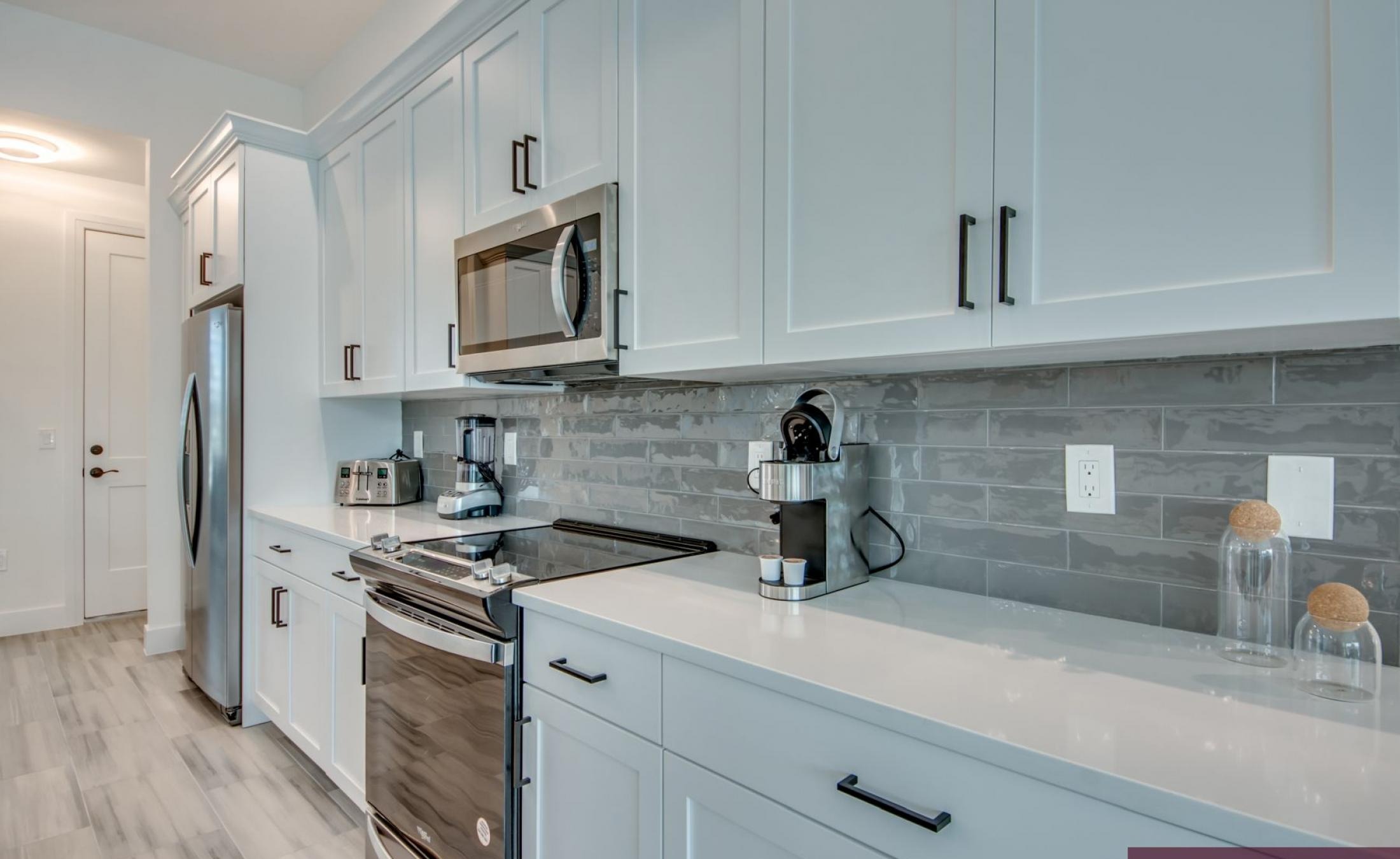 Sonniger Poolbereich mit beheiztem Pool und Spa am Frischwasserkanal.