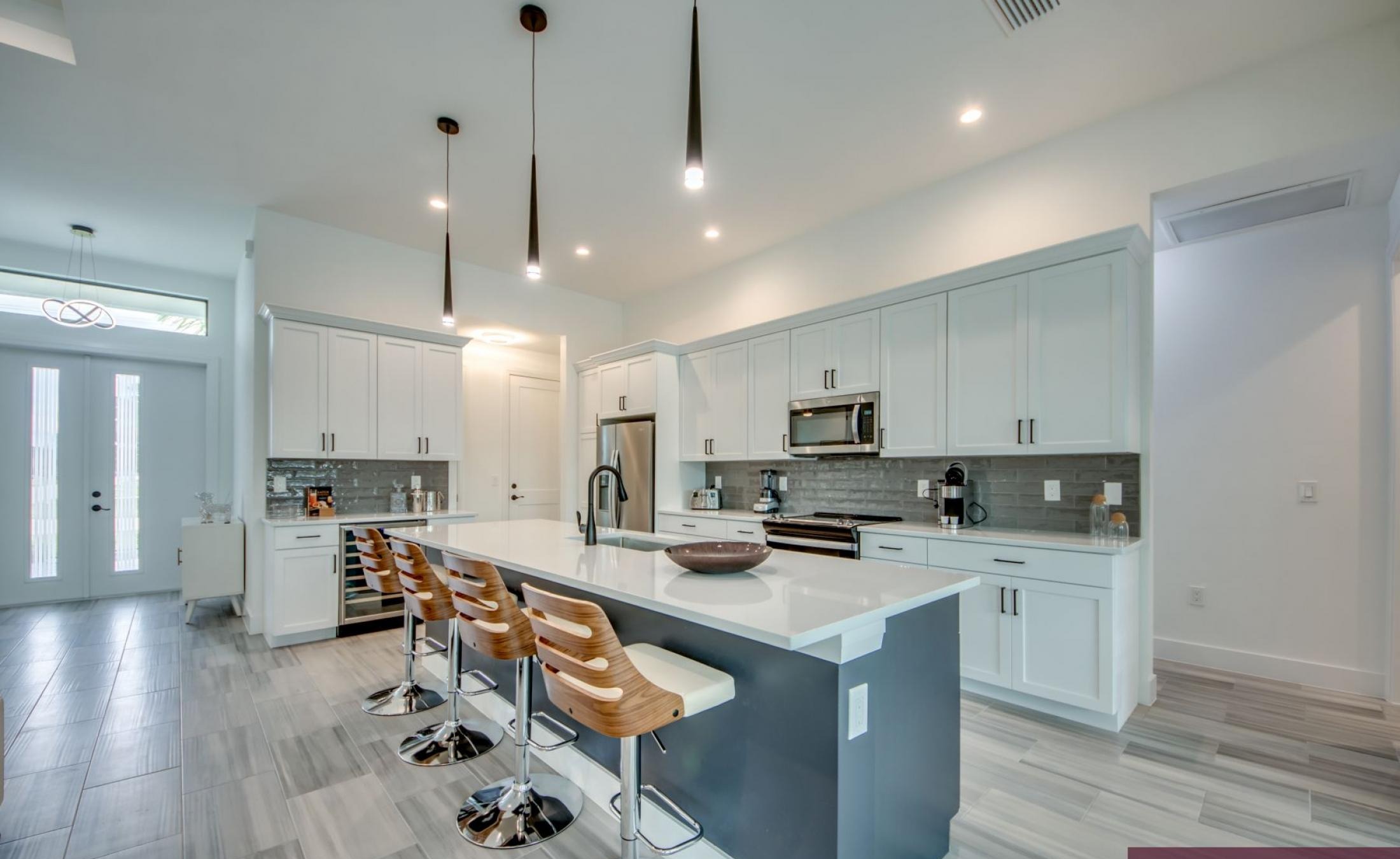 Sonnenterrasse mit beheiztem Pool und Spa am Frischwasserkanal.