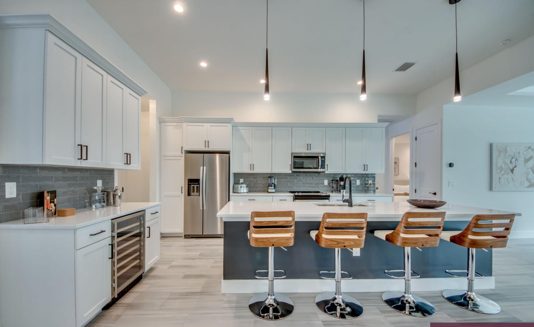 Südlich ausgerichteter Poolbereich mit Spa am Frischwasserkanal.