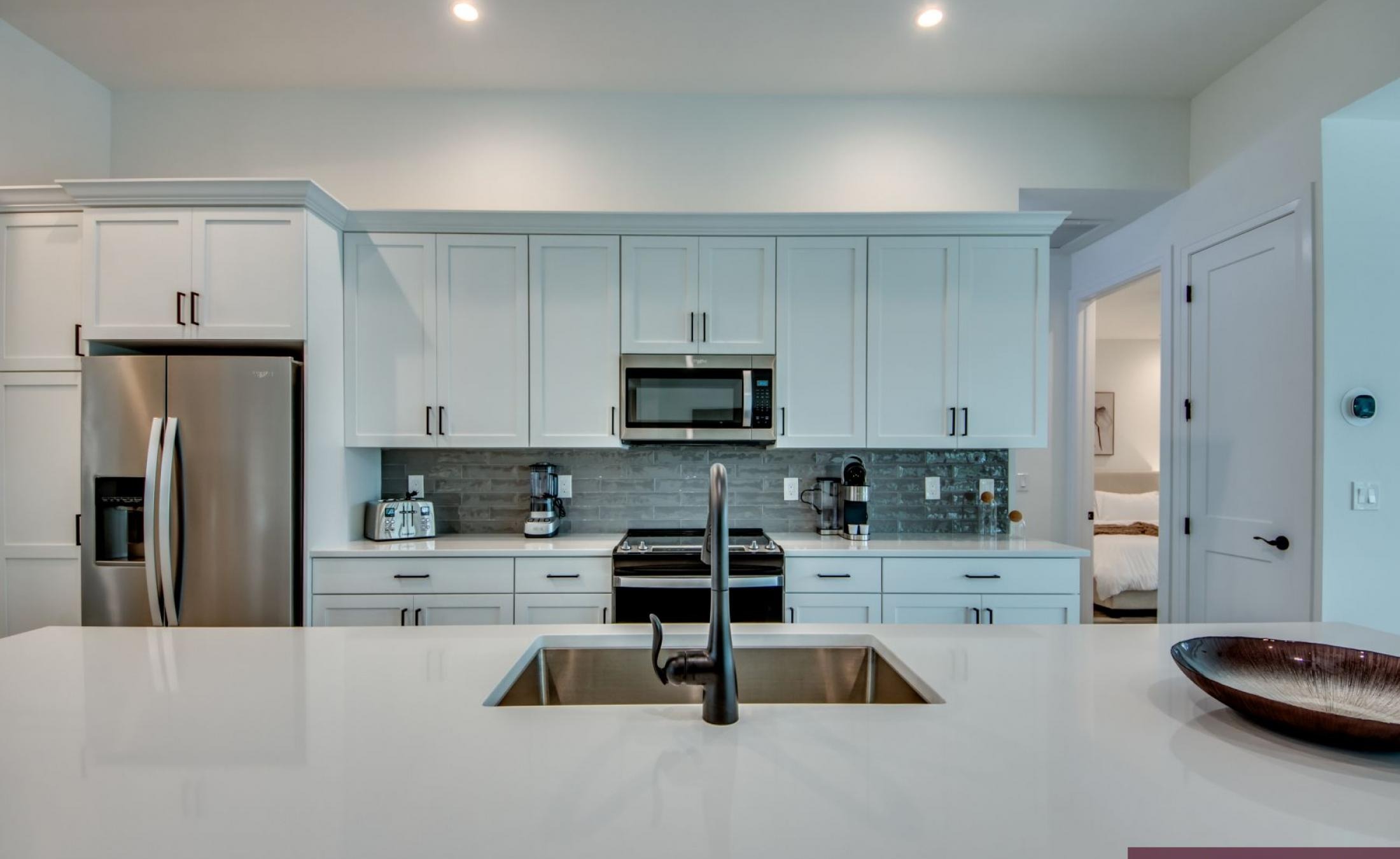 Südlich ausgerichteter Poolbereich mit beheiztem Pool und Spa am Frischwasserkanal.