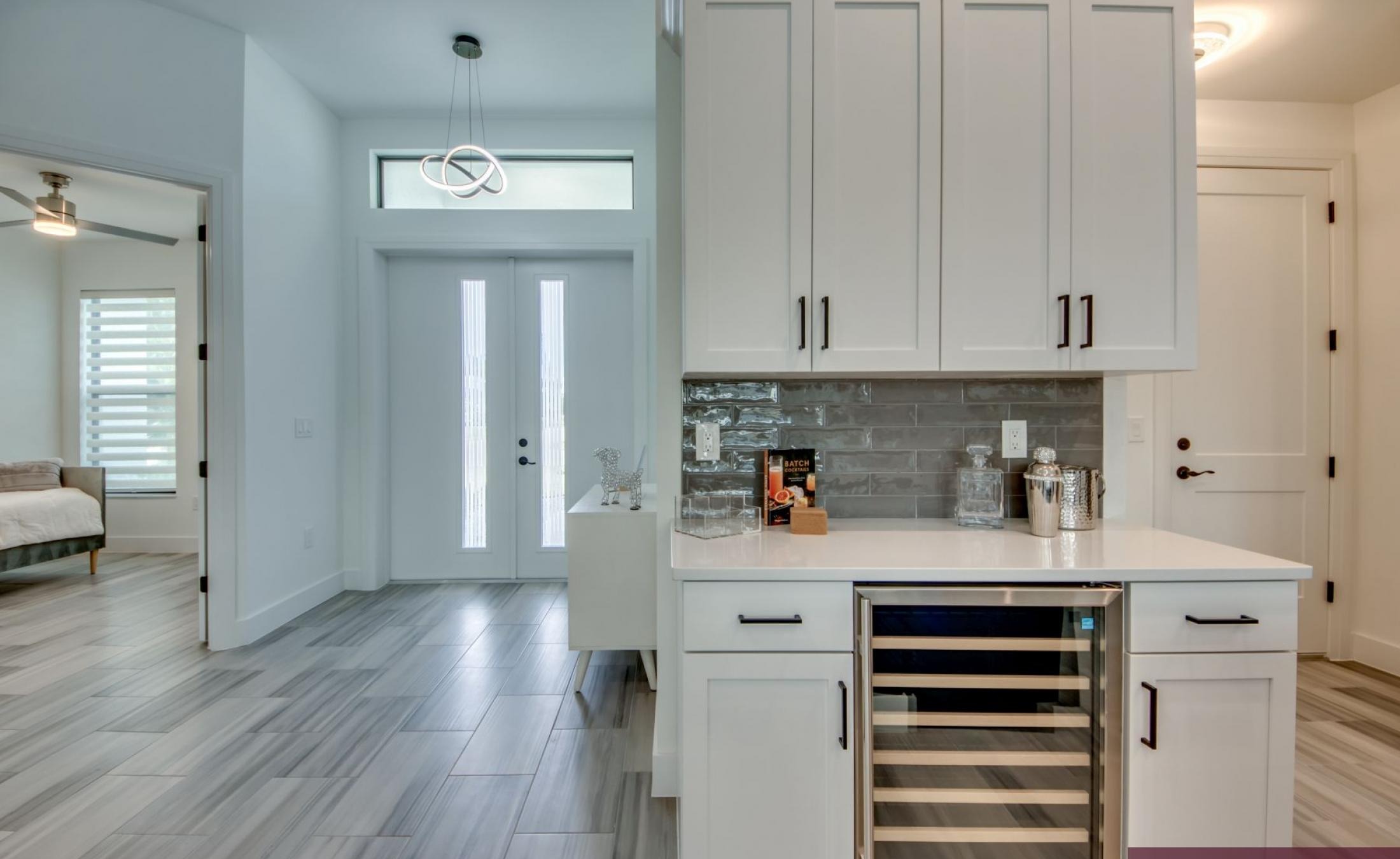 Südlich ausgerichteter Poolbereich mit beheiztem Pool und Spa am Frischwasserkanal.