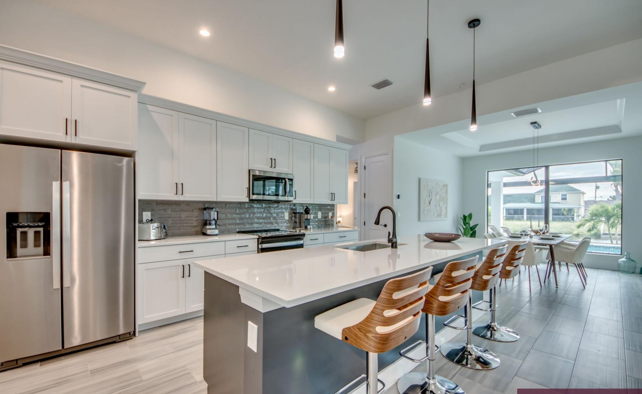 Südlich ausgerichteter Poolbereich mit beheiztem Pool und Spa am Frischwasserkanal.