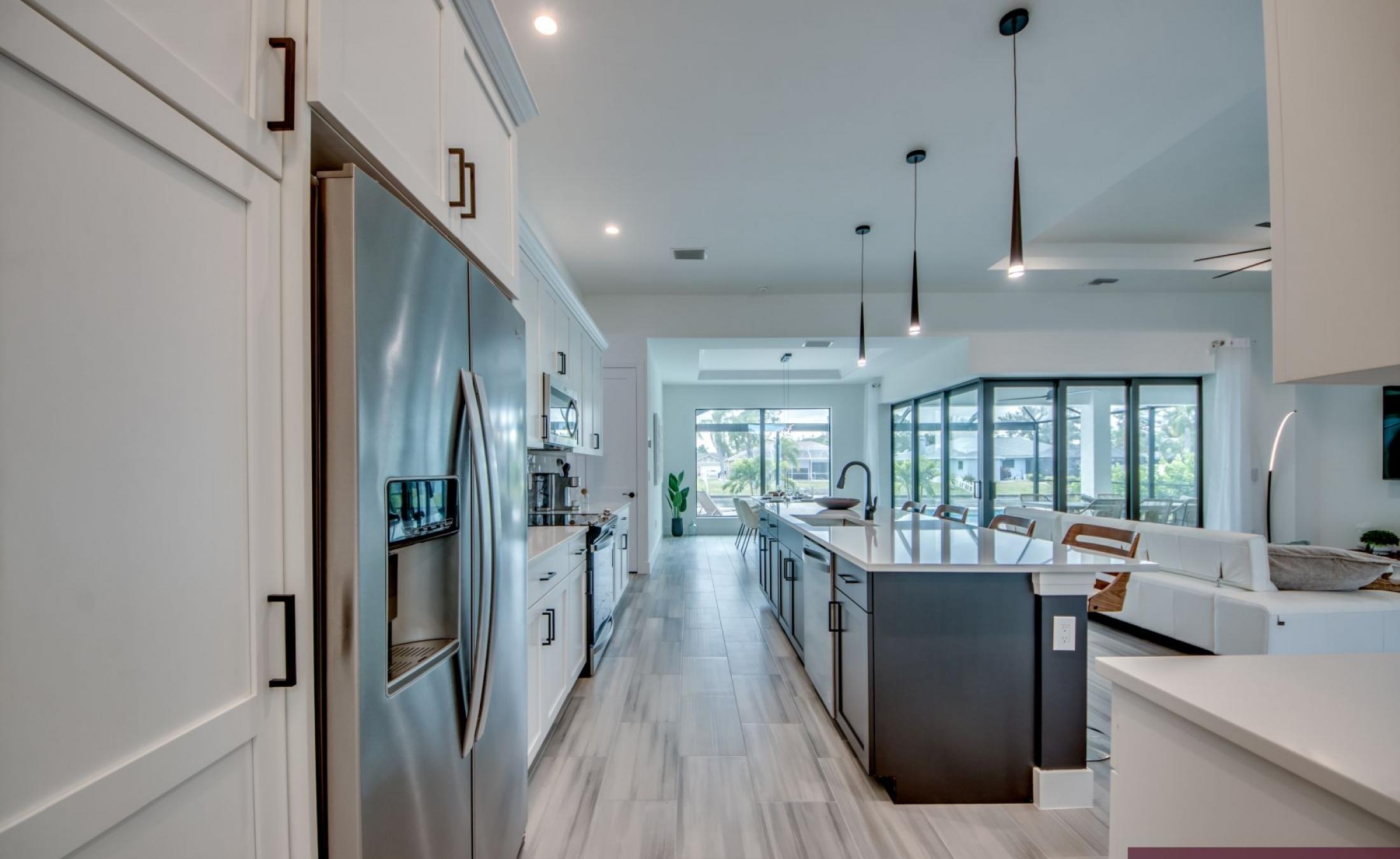 Südseitiger Poolbereich mit beheiztem Pool und Spa am Frischwasserkanal.