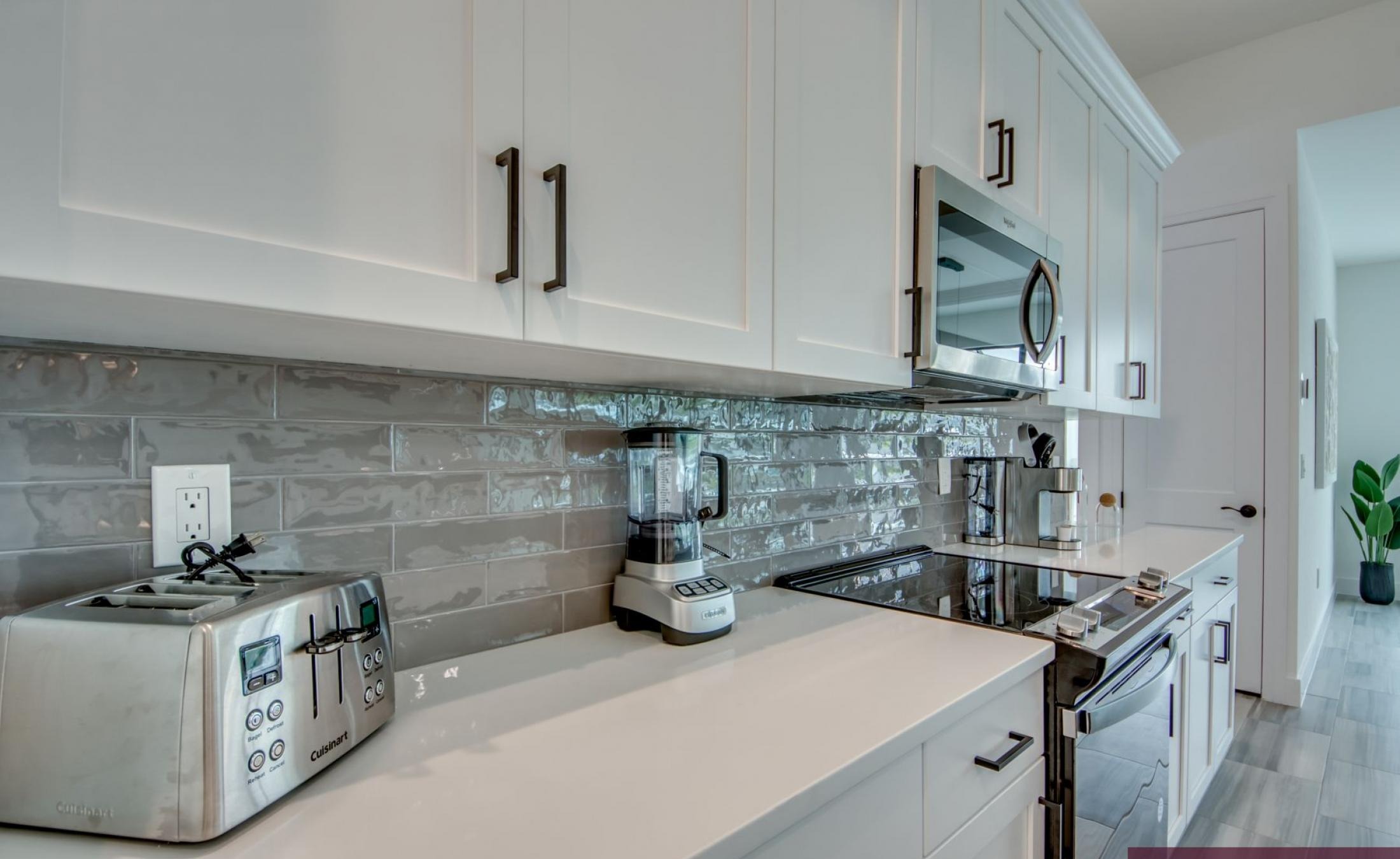 Südlich ausgerichteter Poolbereich mit beheiztem Pool und Spa am Frischwasserkanal.