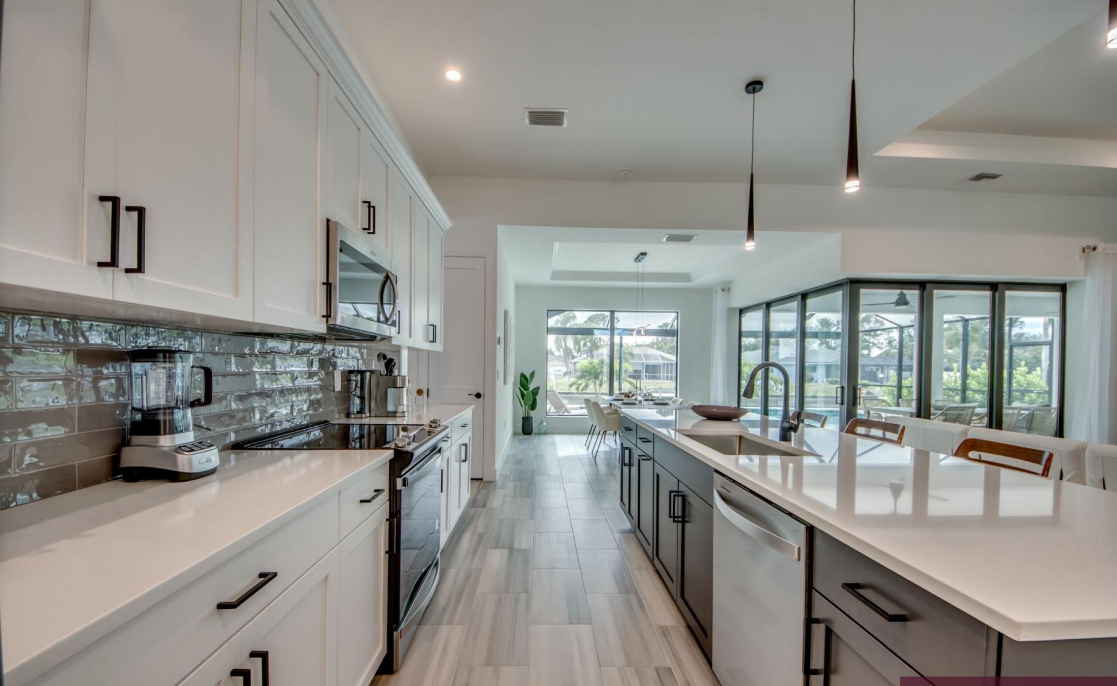 Südlich ausgerichteter Poolbereich mit beheiztem Pool und Spa am Frischwasserkanal.