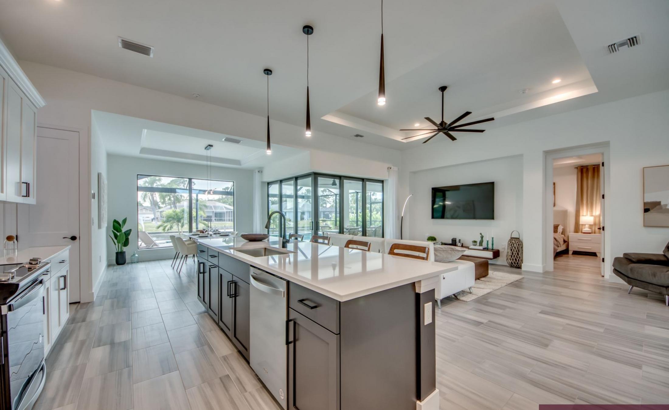 Südlich ausgerichteter Poolbereich mit beheiztem Pool und Spa am Frischwasserkanal.