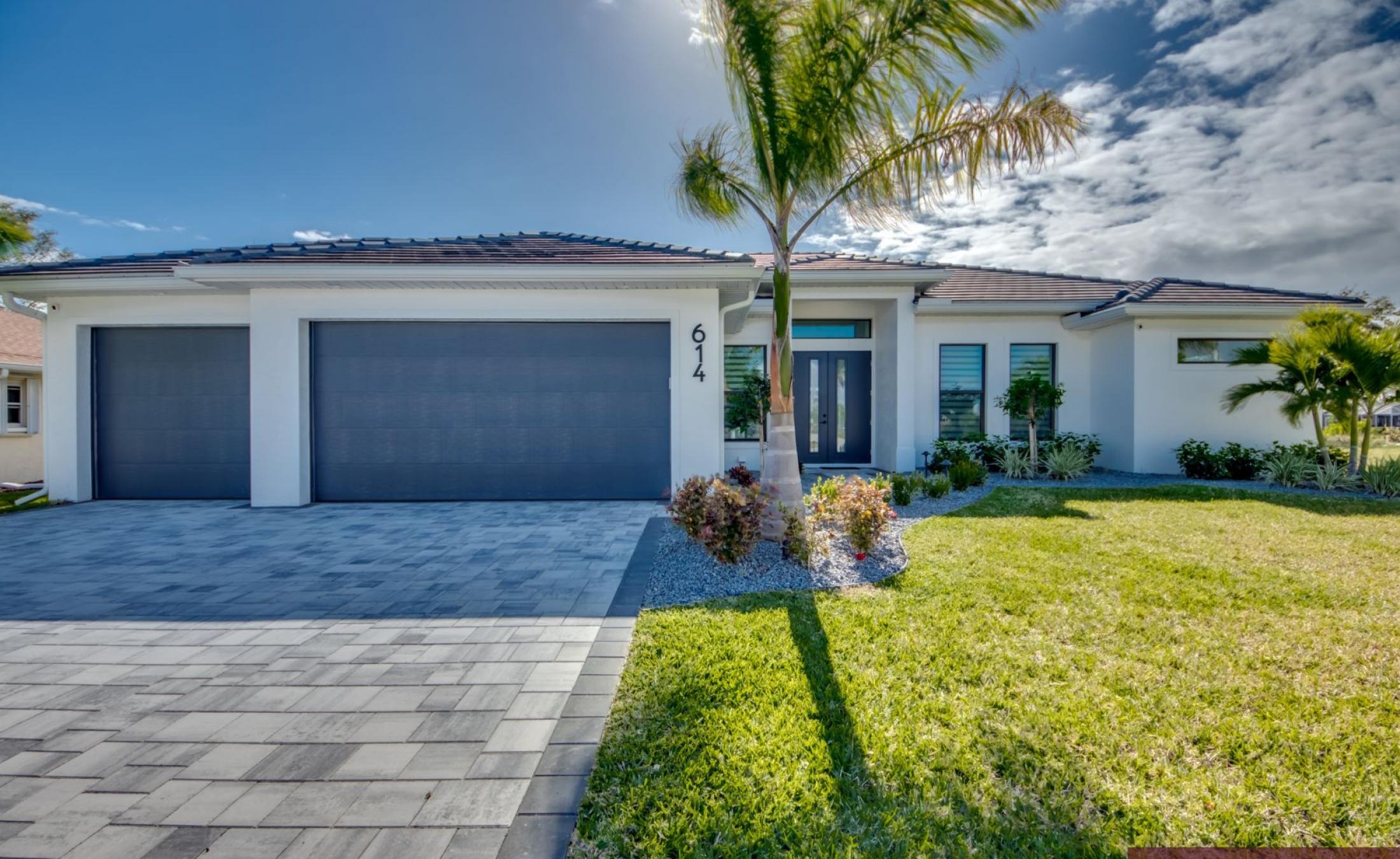 Südlich ausgerichteter Poolbereich mit beheiztem Pool und Spa am Frischwasserkanal.