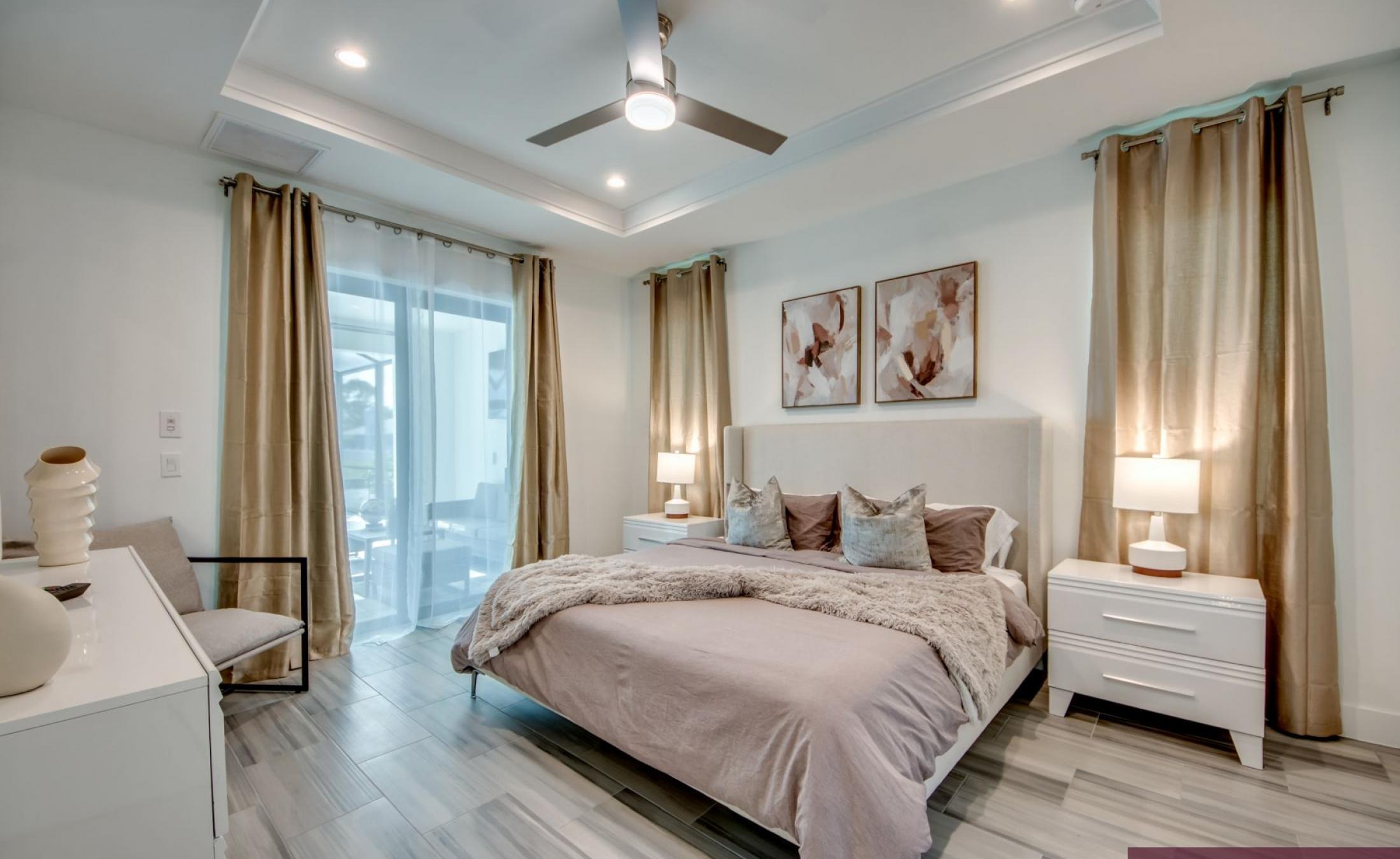 Sonnenliege am Poolbereich mit Blick auf den Frischwasserkanal.