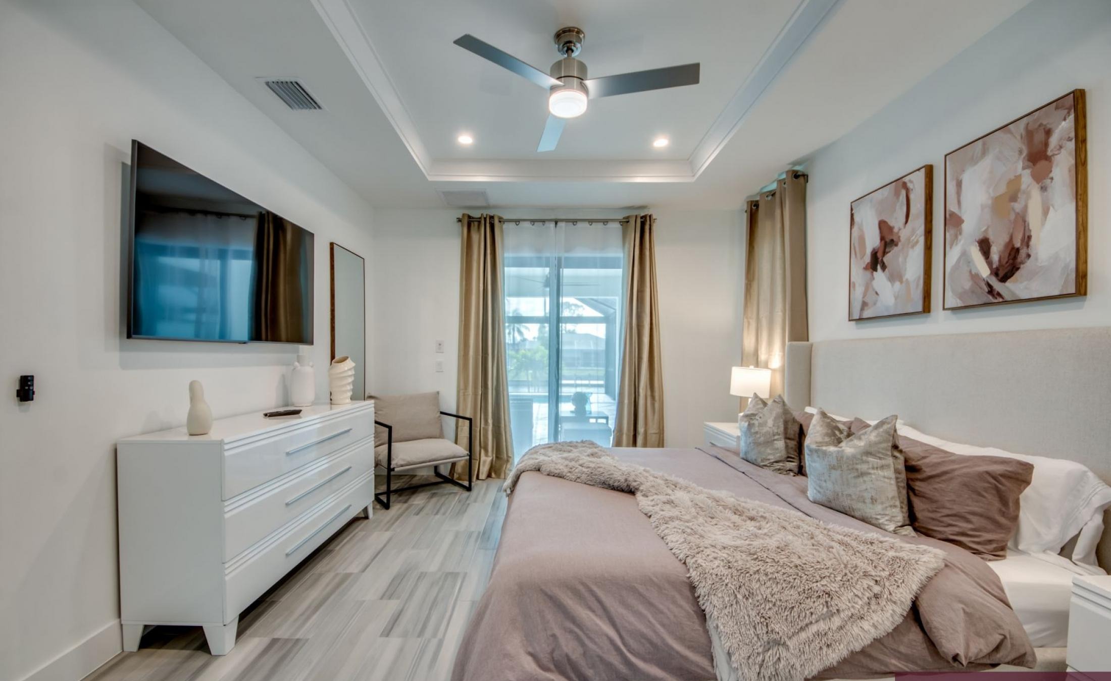 Südlich ausgerichteter Poolbereich mit beheiztem Pool und Spa am Frischwasserkanal.