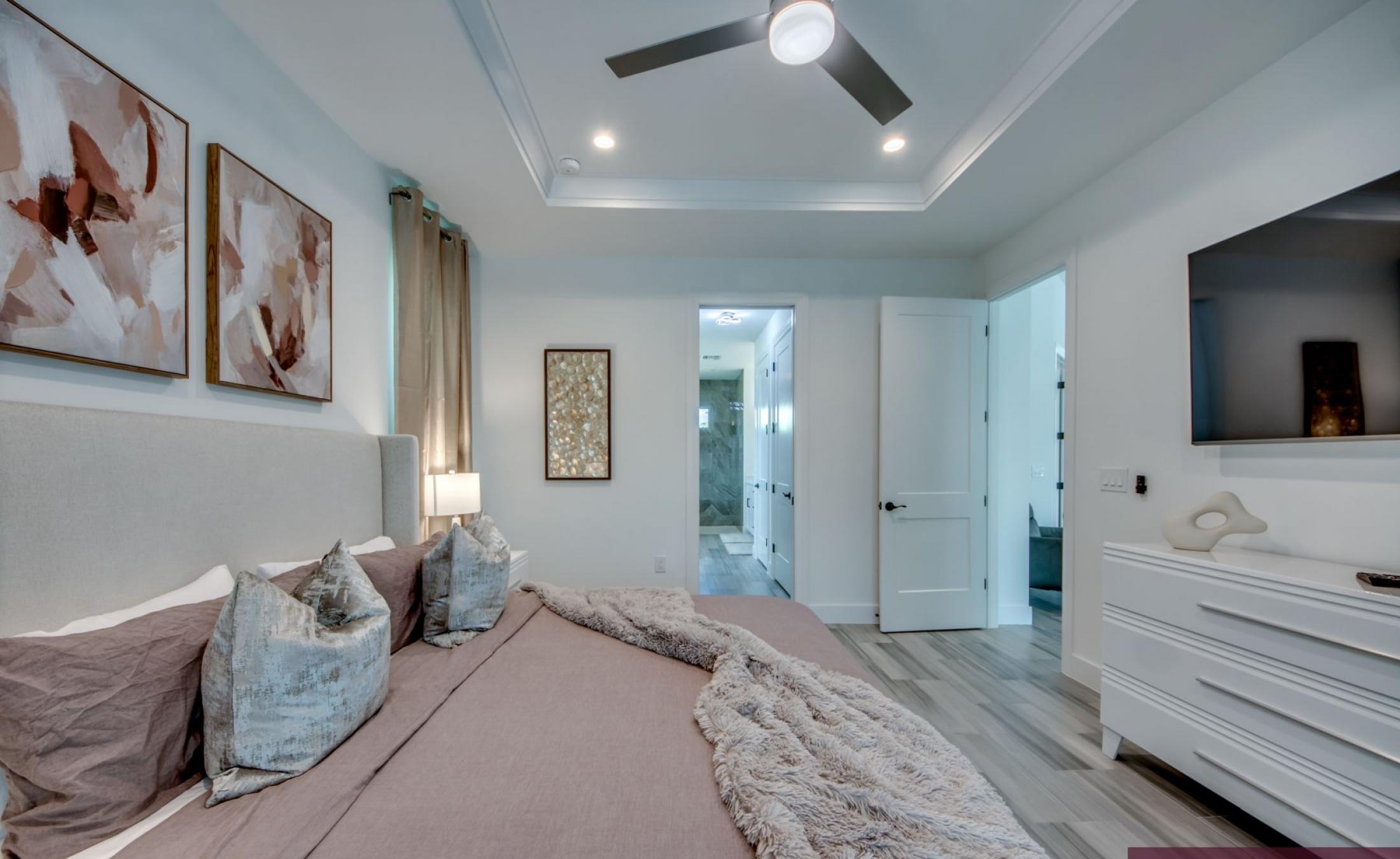 Sonnenterrasse mit beheiztem Pool und Spa am Frischwasserkanal.