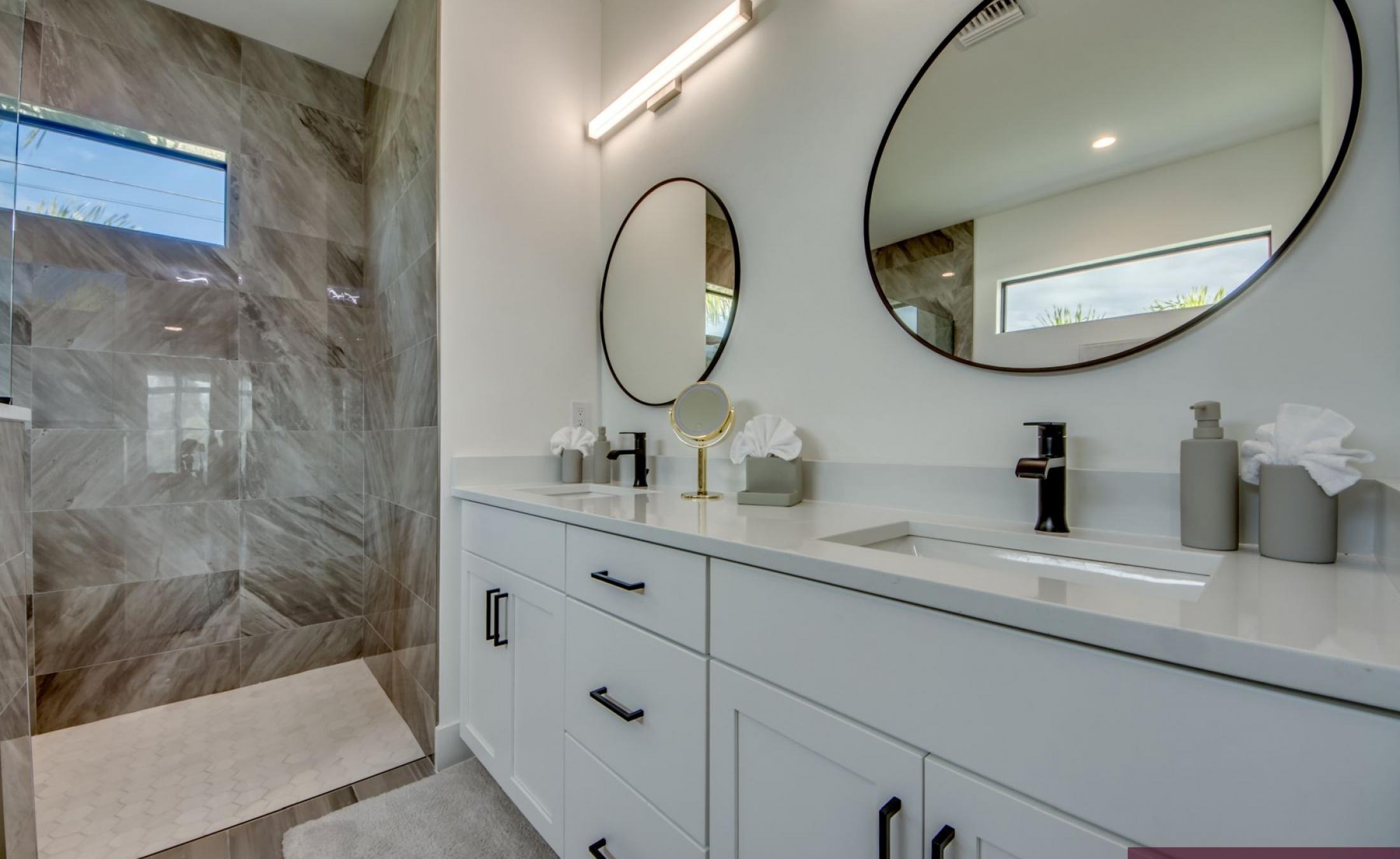 Südlich ausgerichteter Poolbereich mit beheiztem Pool und Spa am Frischwasserkanal.