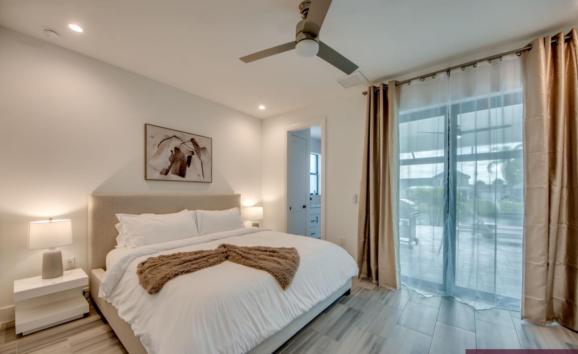 Südlich ausgerichteter Poolbereich mit beheiztem Pool und Spa am Frischwasserkanal.