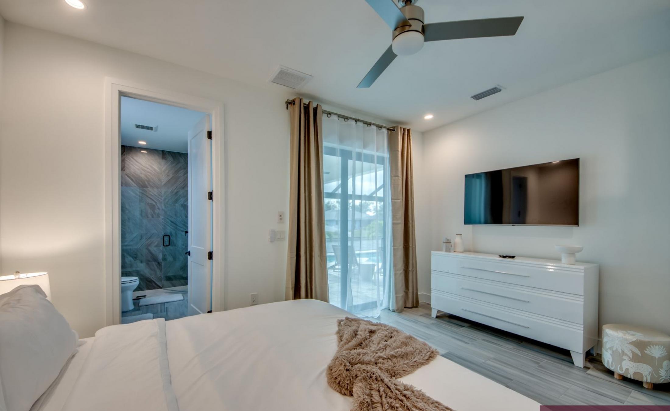 Südlich ausgerichteter Poolbereich mit beheiztem Pool und Spa am Frischwasserkanal.