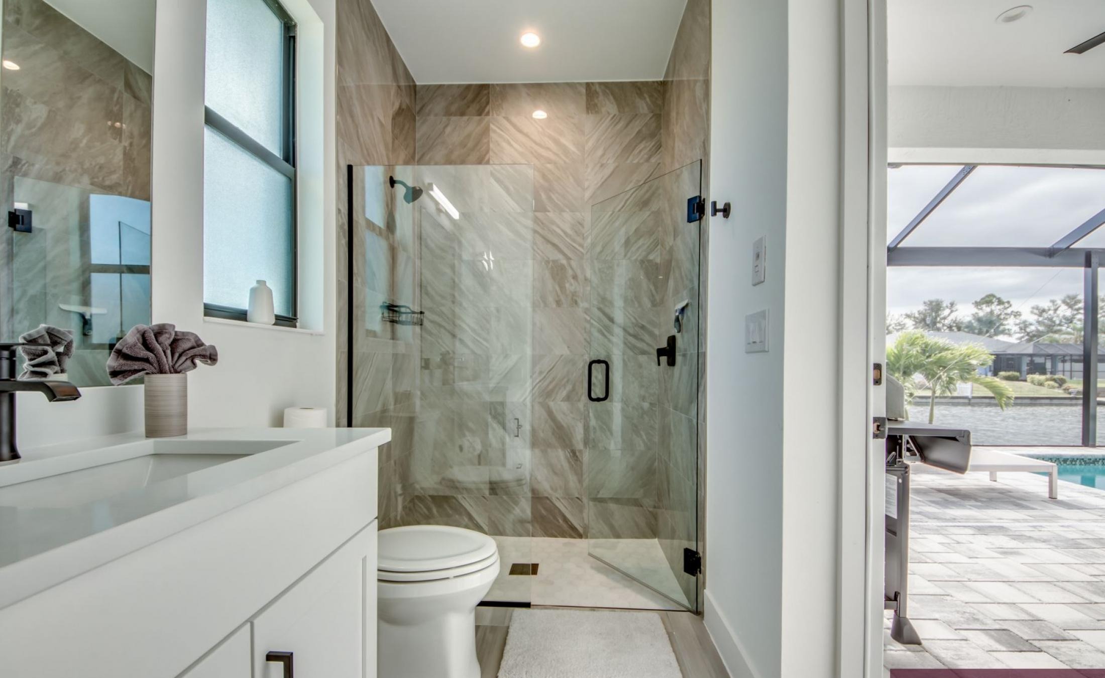 Südseitiger Poolbereich mit elektrisch beheiztem Pool und Spa am Frischwasserkanal.