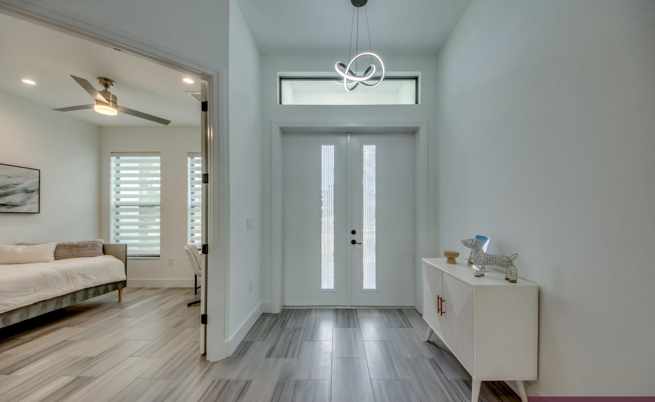 Südlich ausgerichteter Poolbereich mit beheiztem Pool und Spa am Frischwasserkanal.