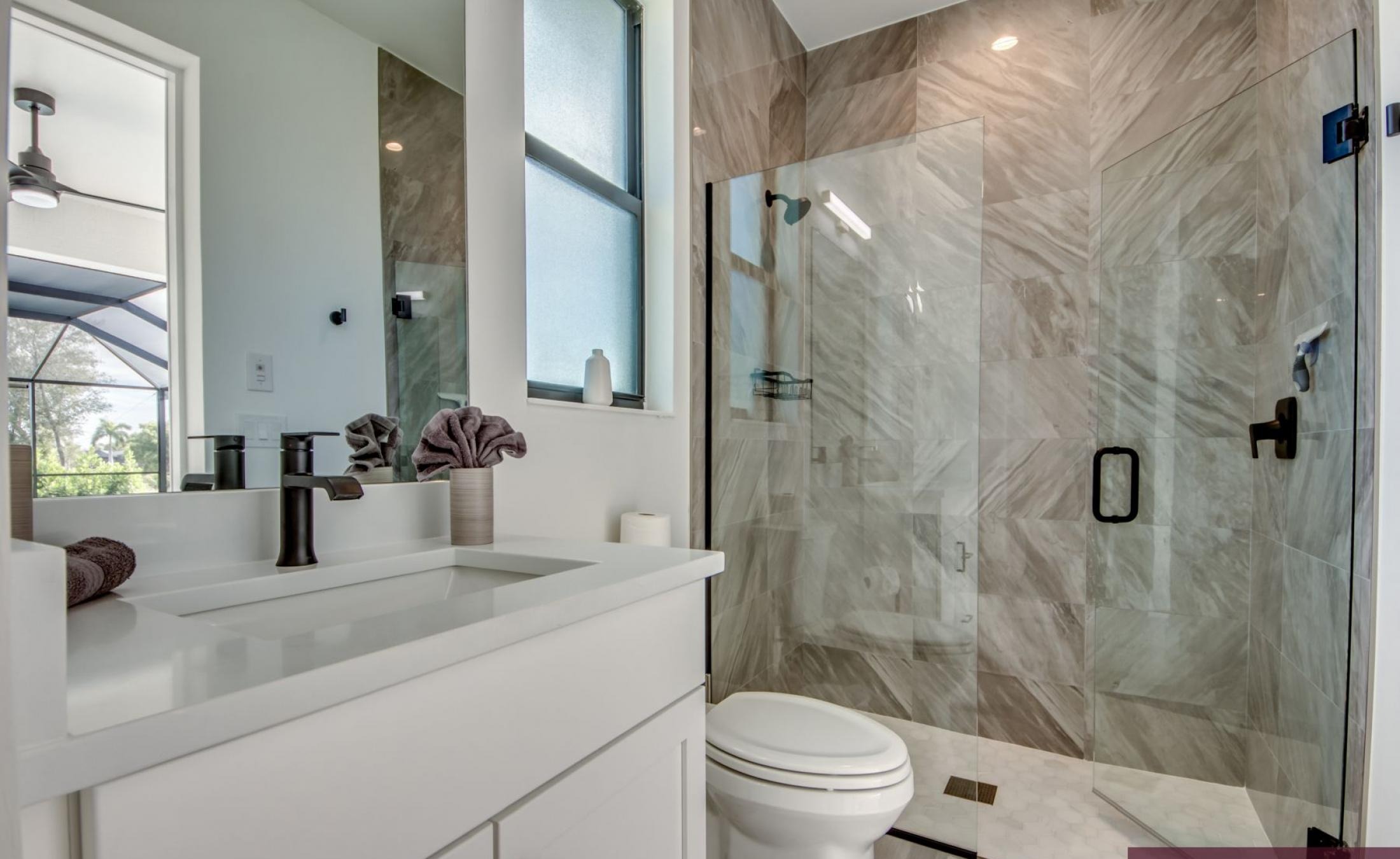 Südlich ausgerichteter Poolbereich mit beheiztem Pool und Spa am Frischwasserkanal.