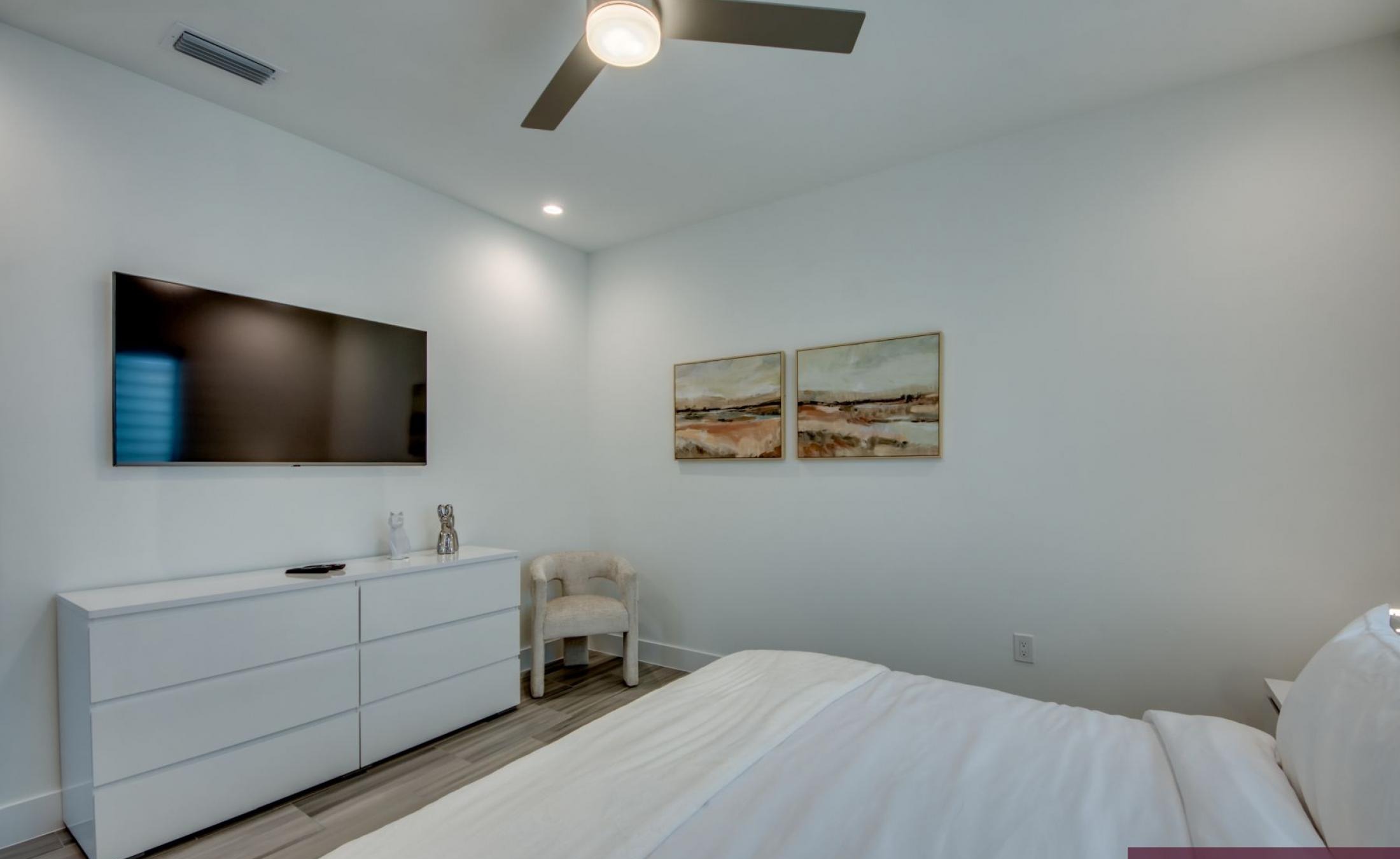 Elektrisch beheizter Pool mit Spa und Blick auf den Frischwasserkanal.