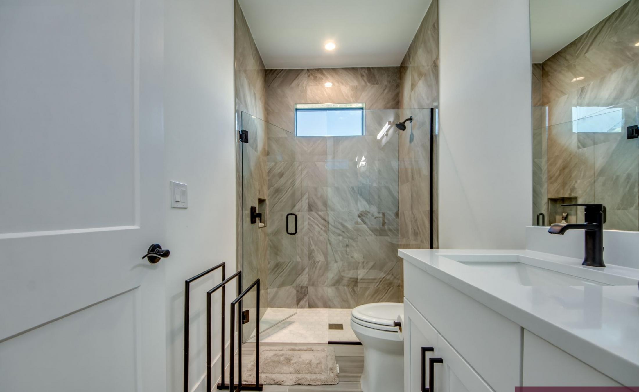 Sonniger Poolbereich mit beheiztem Pool und Spa am Frischwasserkanal.