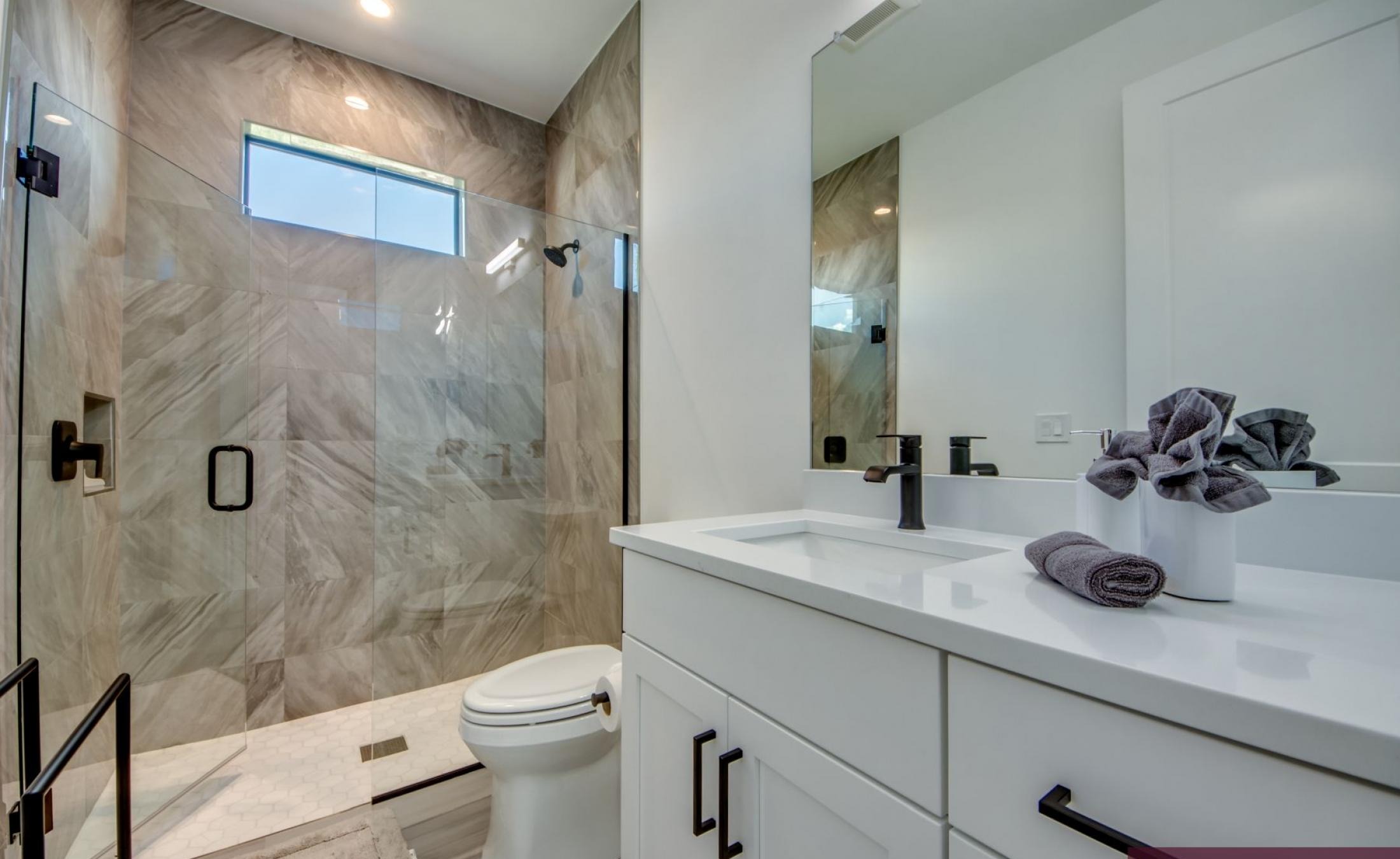 Südlich ausgerichteter Poolbereich mit beheiztem Pool und Spa am Frischwasserkanal.