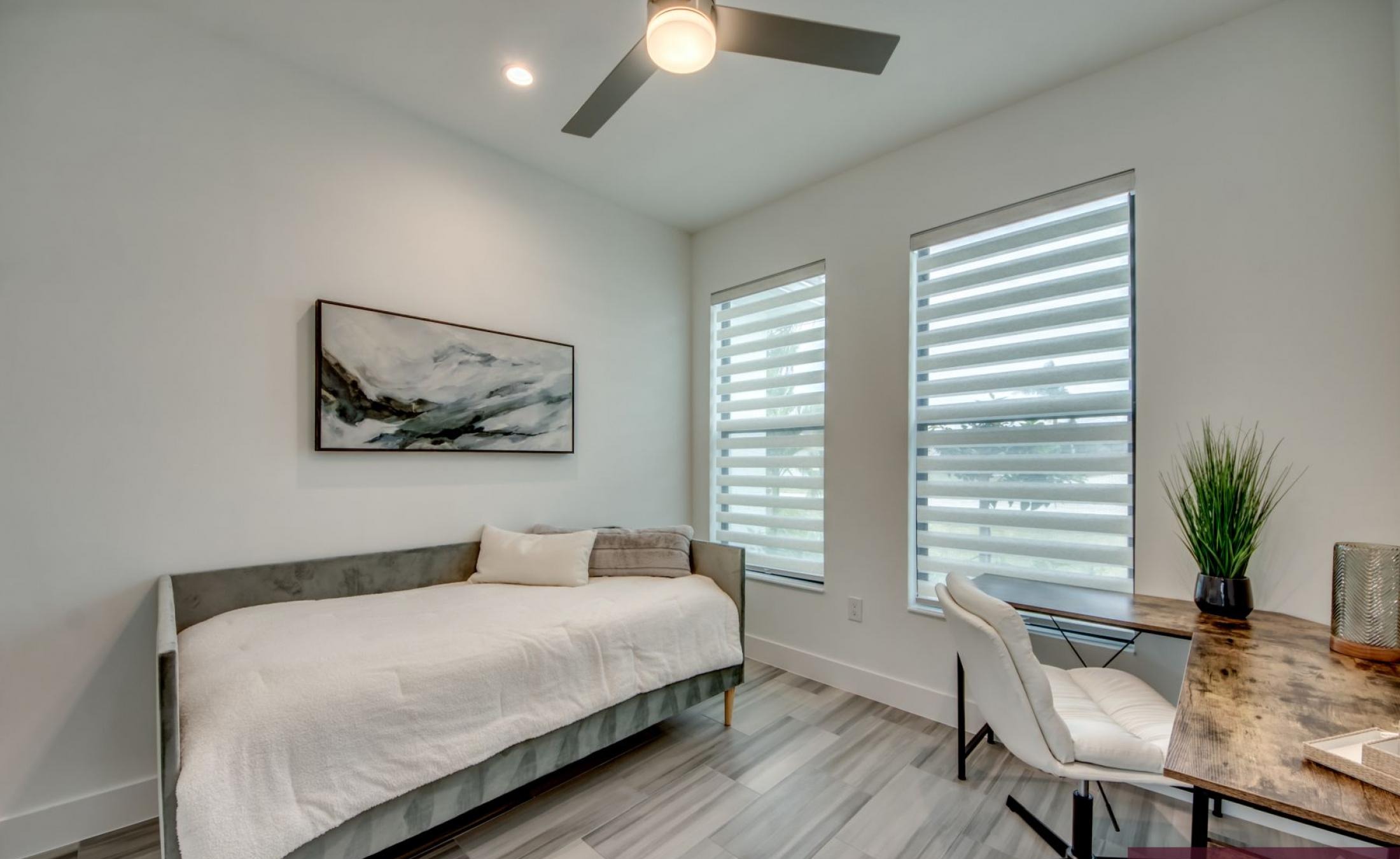 Südlich ausgerichteter Poolbereich mit beheiztem Pool und Spa am Frischwasserkanal.