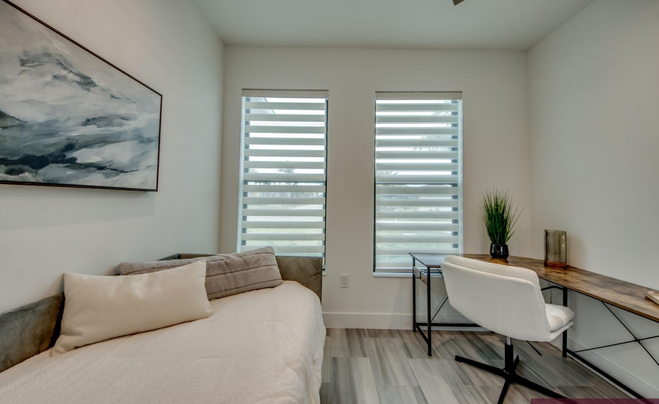 Südseitiger Poolbereich mit beheiztem Pool und Spa am Frischwasserkanal.