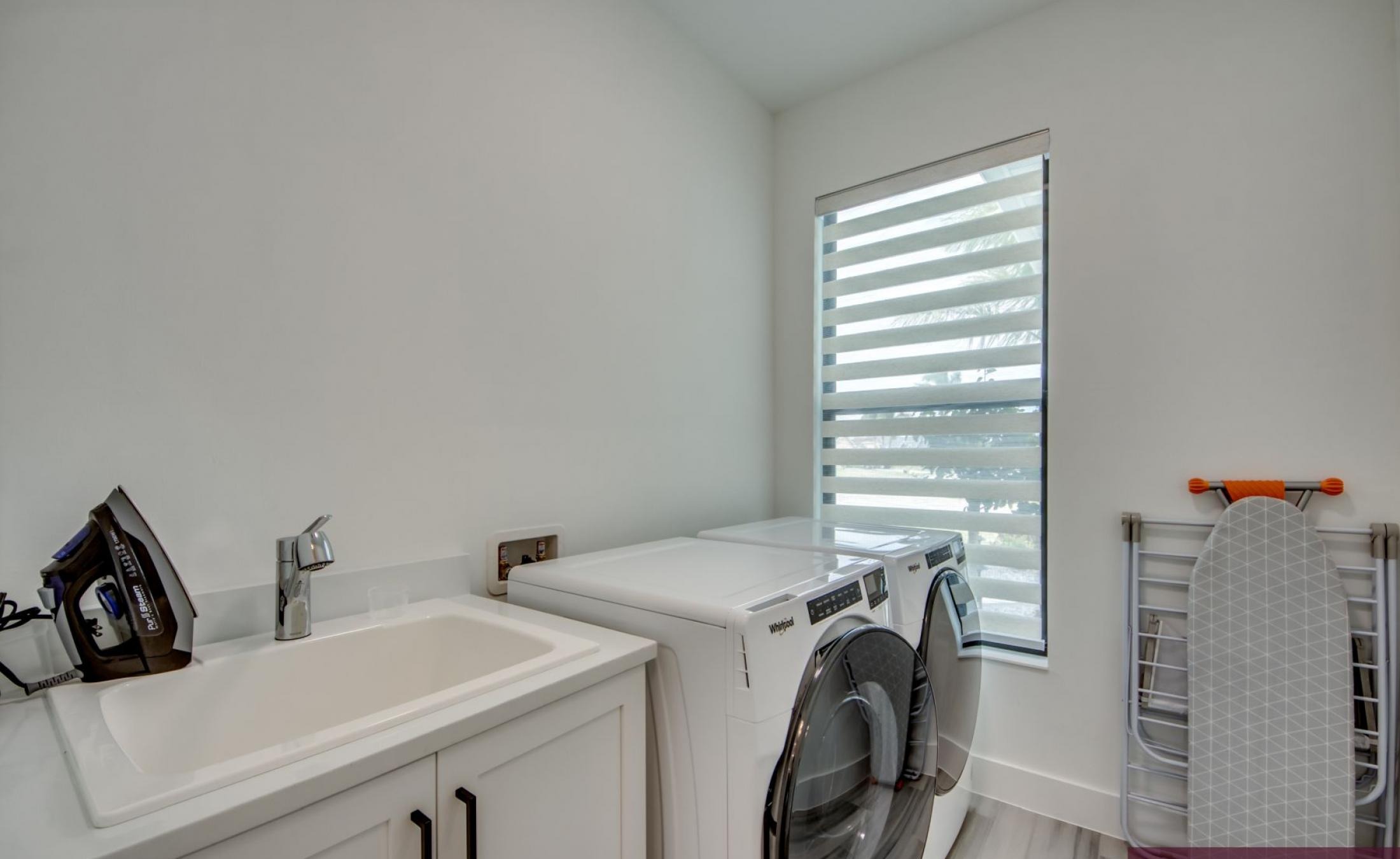 Südlich ausgerichteter Poolbereich mit beheiztem Pool und Spa am Frischwasserkanal.