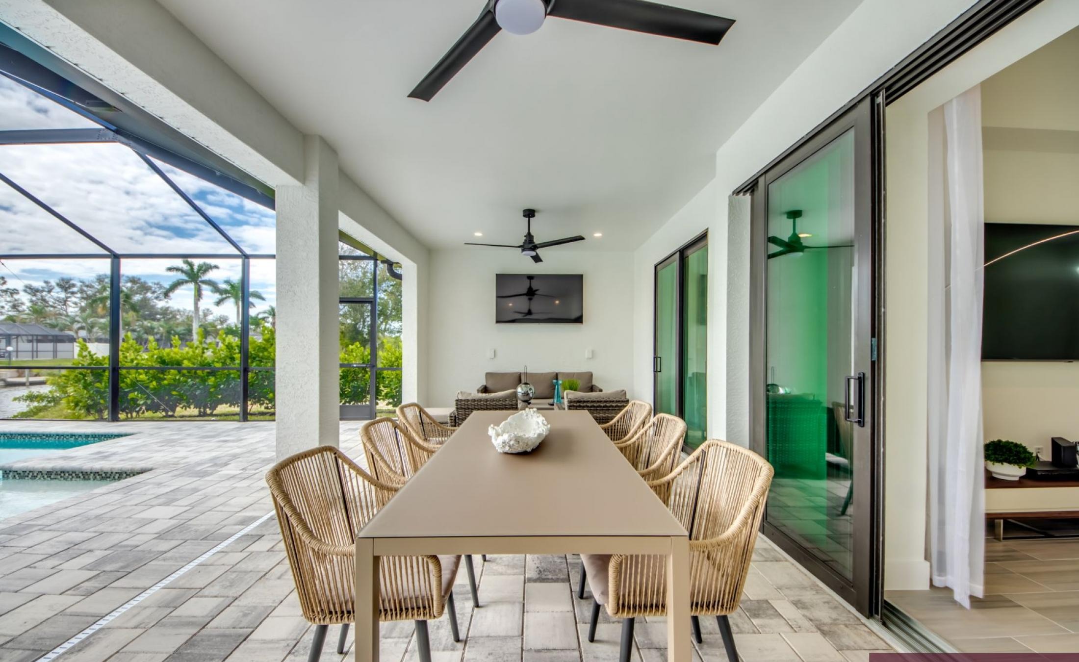 Sonniger Poolbereich mit beheiztem Pool und Spa am Frischwasserkanal.