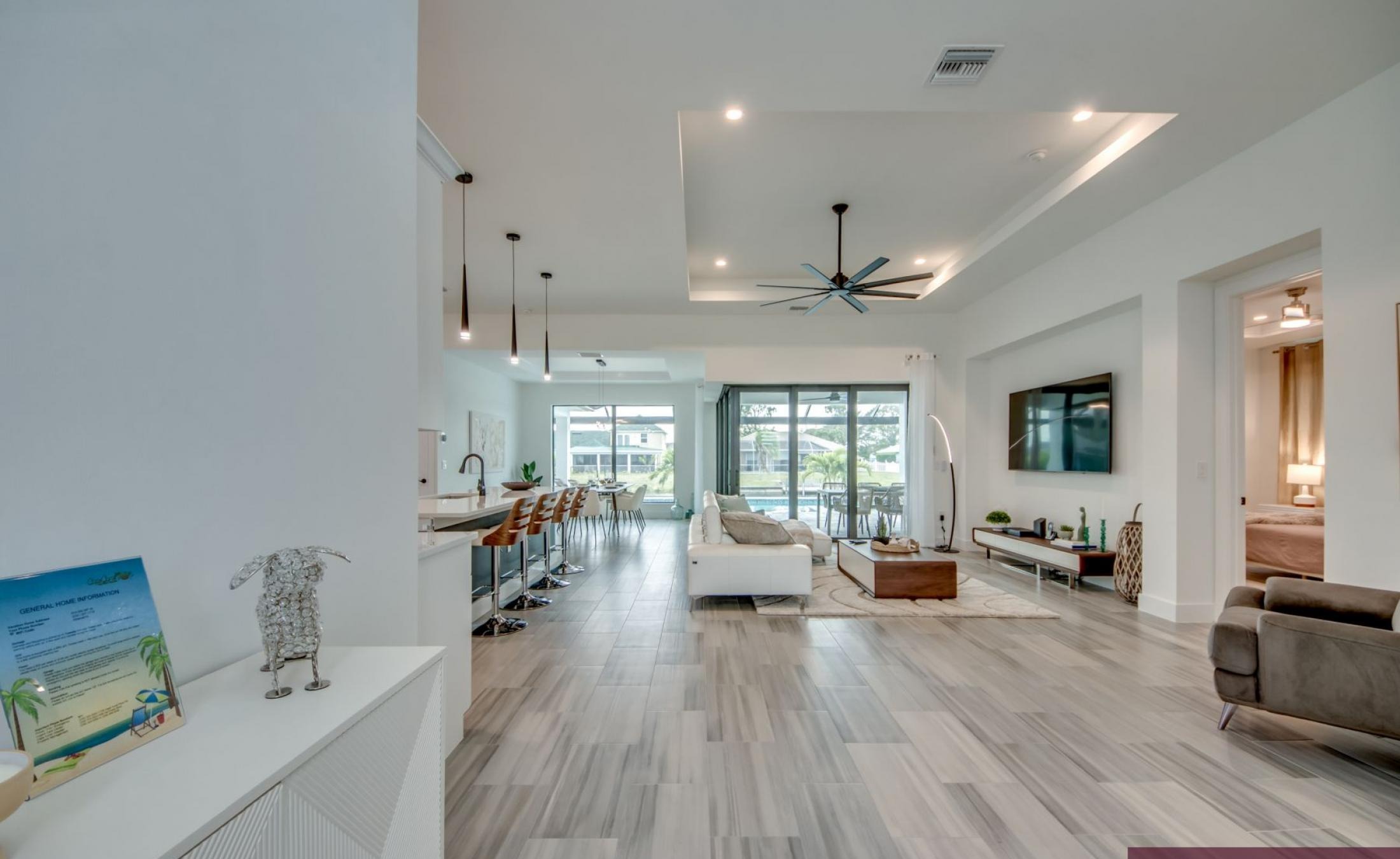 Sonniger Poolbereich mit Spa und Blick auf den Frischwasserkanal.