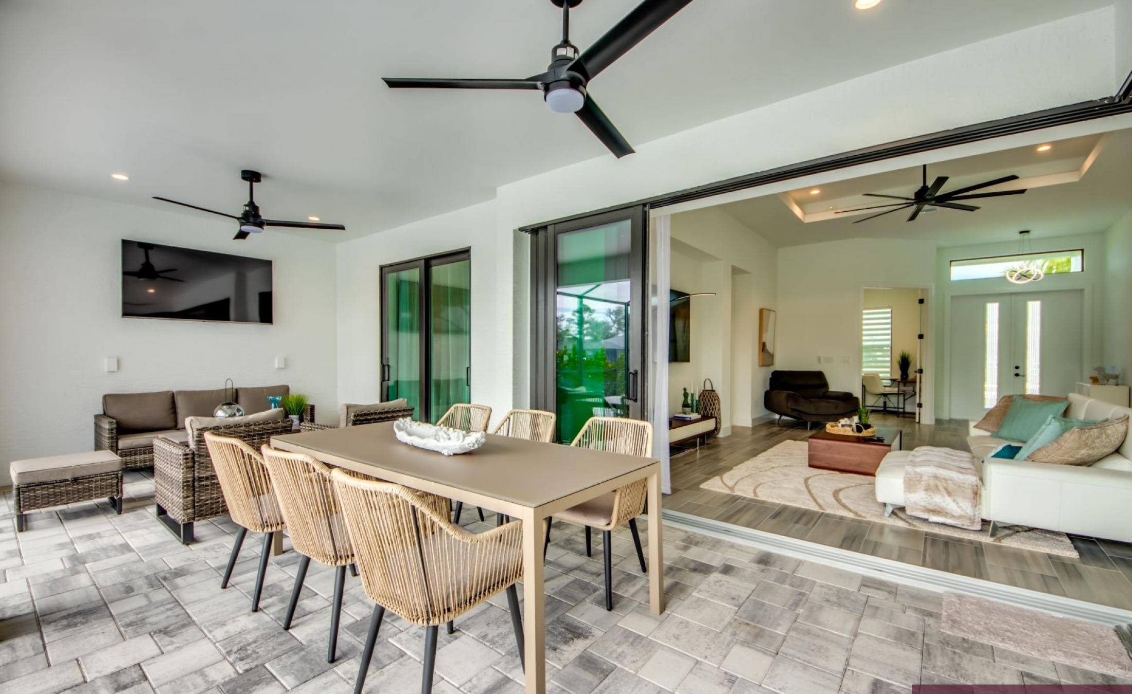 Südlich ausgerichteter Poolbereich mit beheiztem Pool und Spa am Frischwasserkanal.