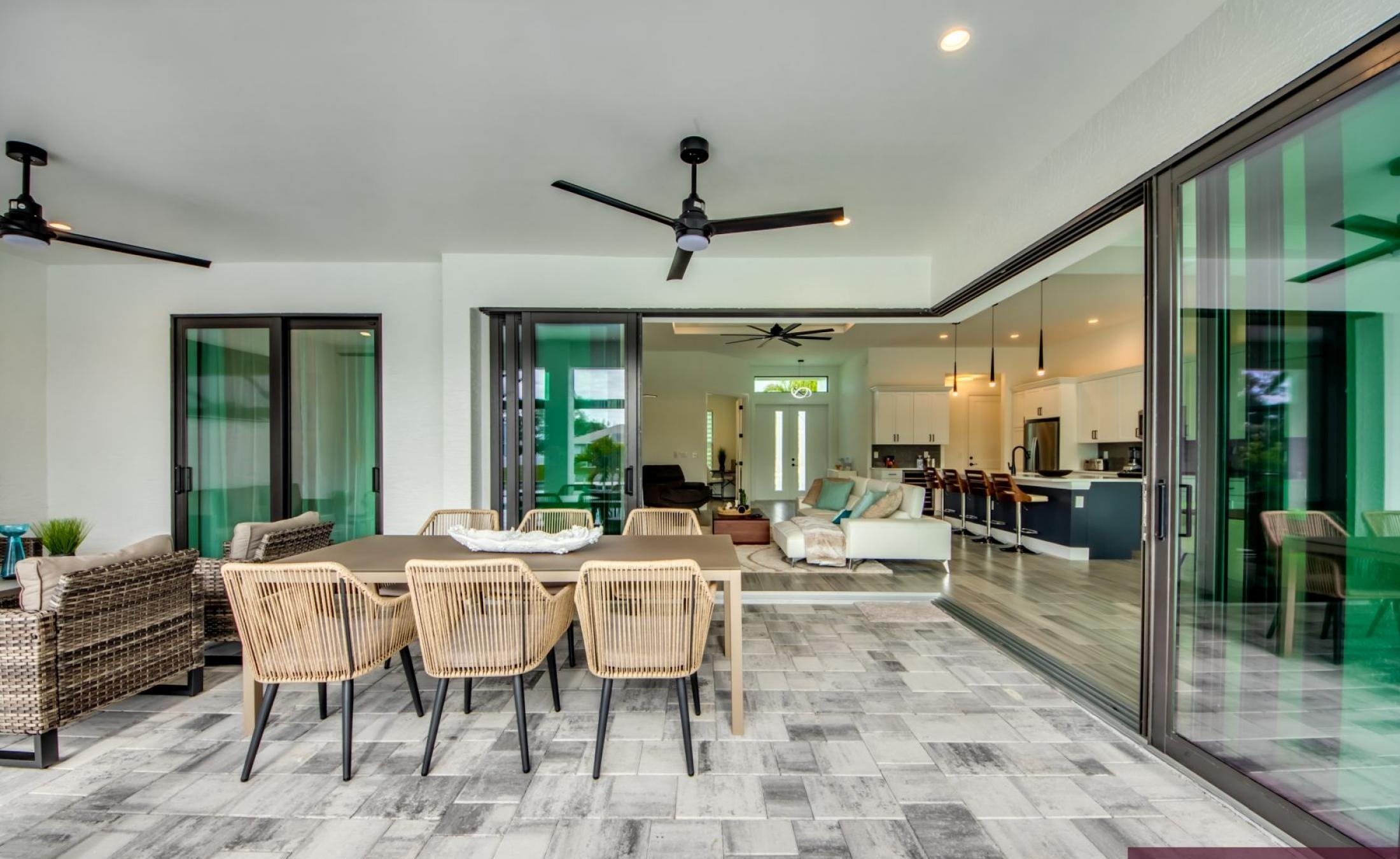 Sonniger Poolbereich mit beheiztem Pool und Spa am Frischwasserkanal.