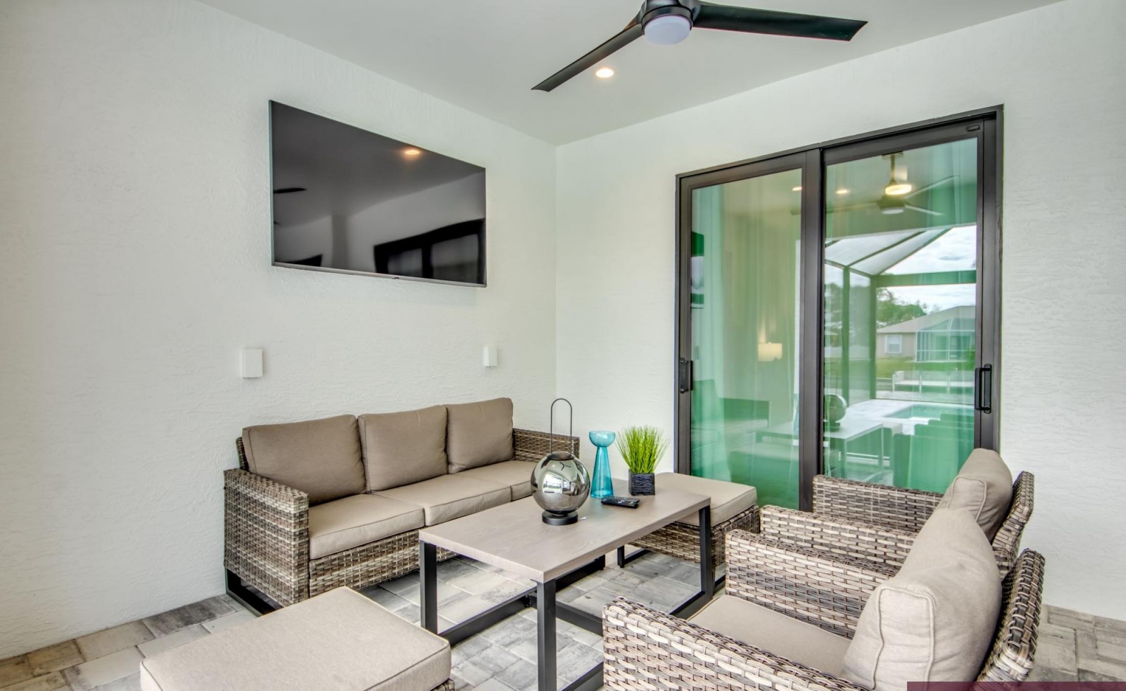 Sonnenterrasse mit beheiztem Pool und Spa am Frischwasserkanal.