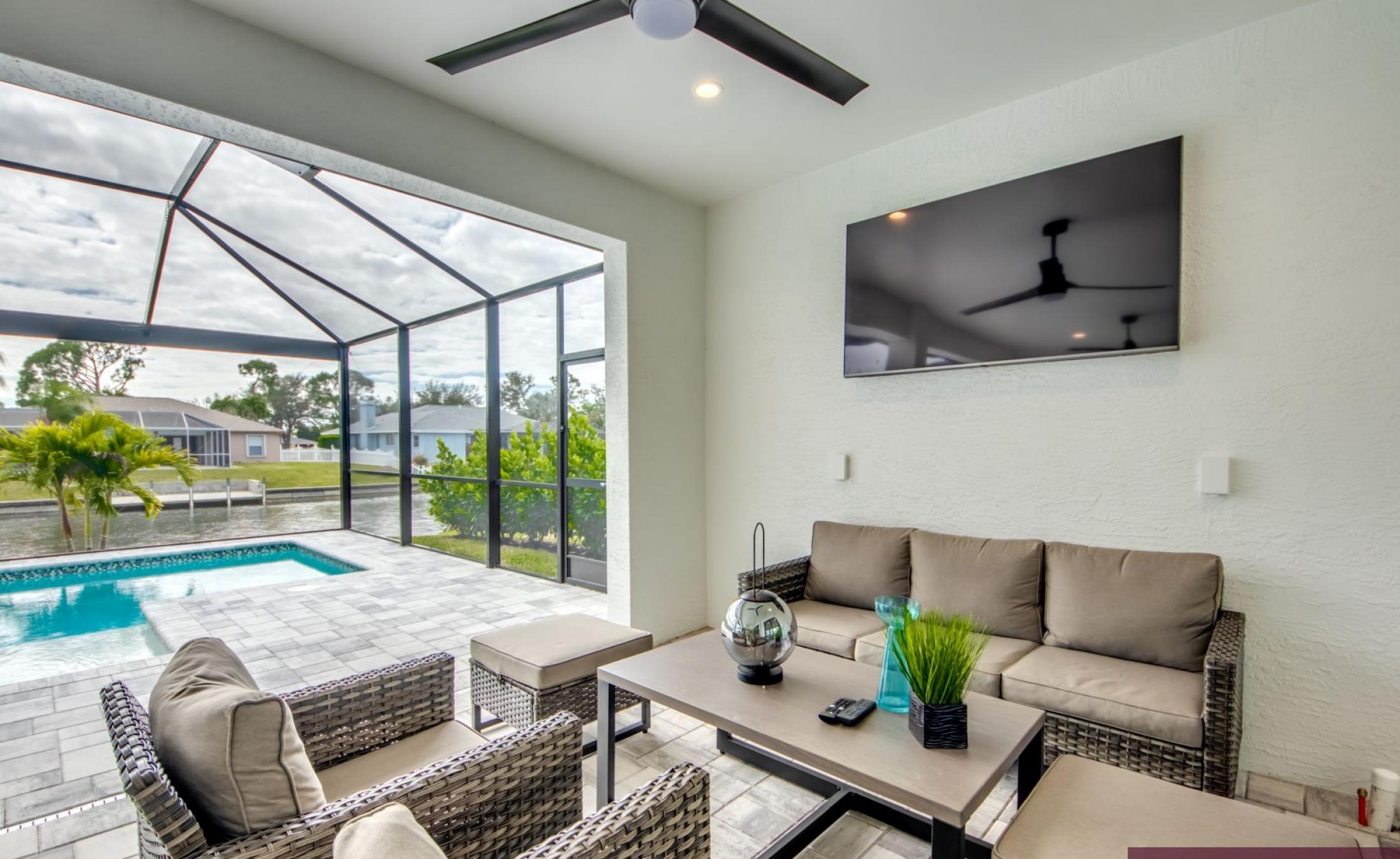 Südseitiger Poolbereich mit beheiztem Pool und Spa am Frischwasserkanal.