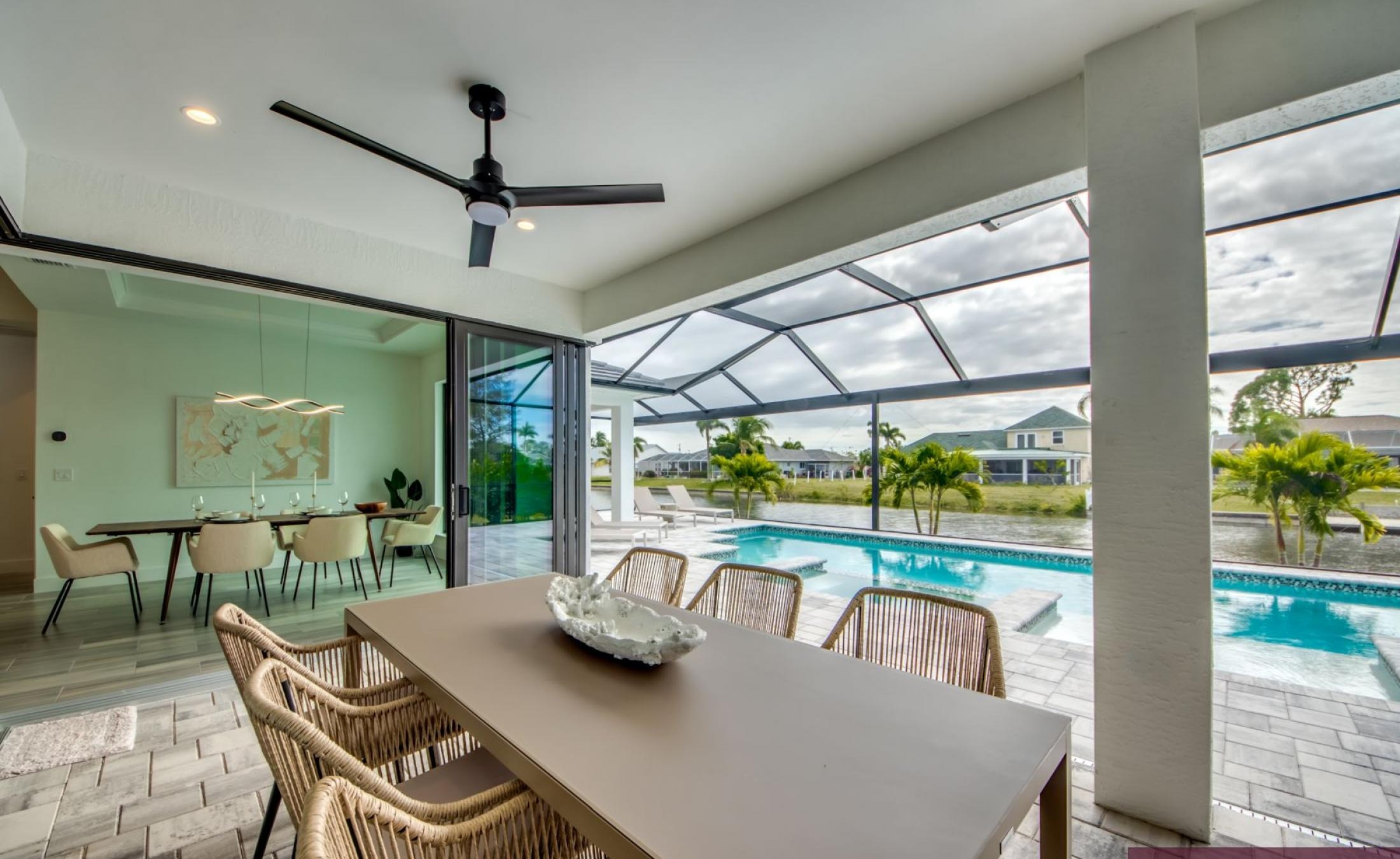 Elektrisch beheizter Pool mit Spa und sonniger Terrasse am Frischwasserkanal.