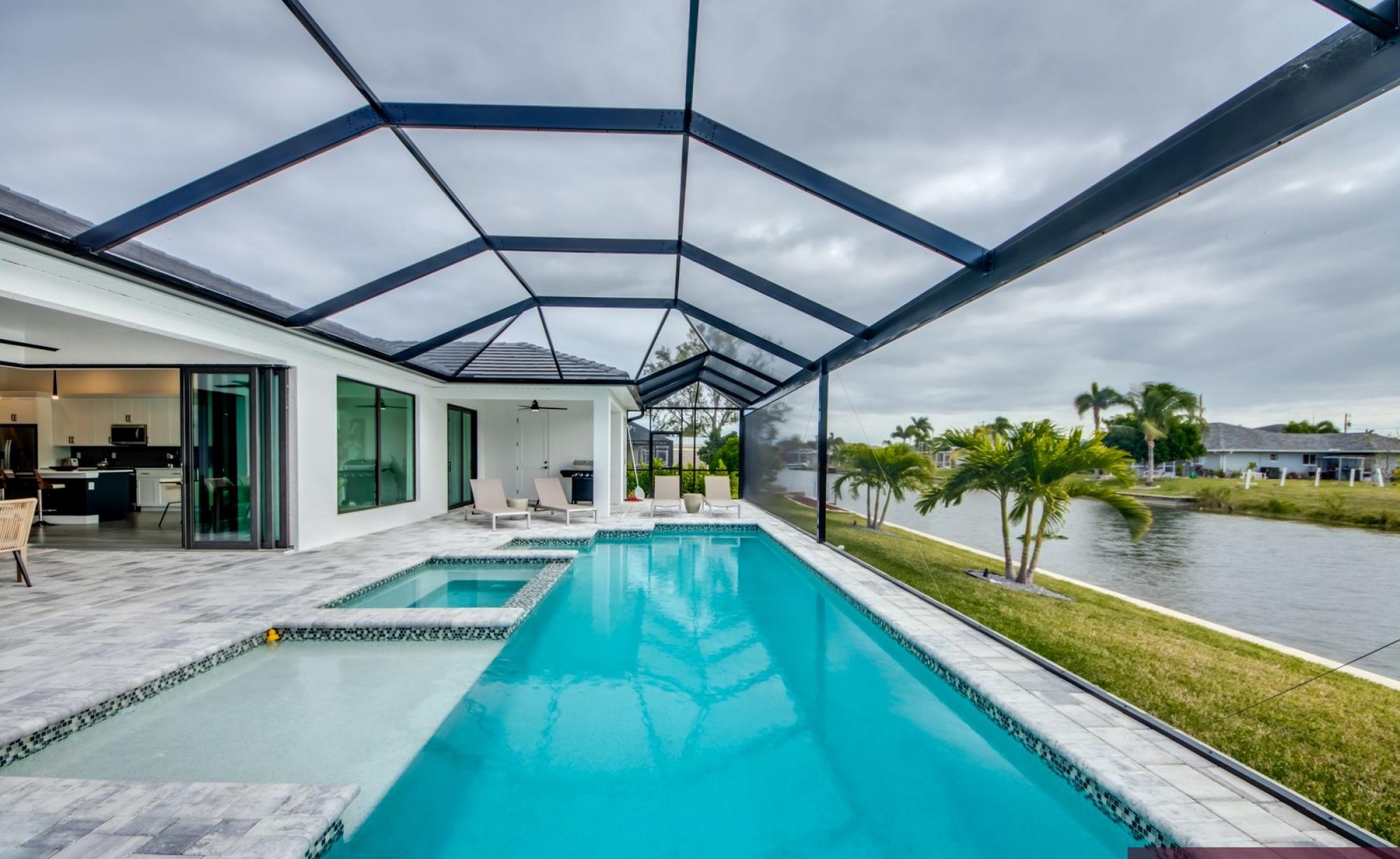 Südlich ausgerichteter Poolbereich mit beheiztem Pool und Spa am Frischwasserkanal.