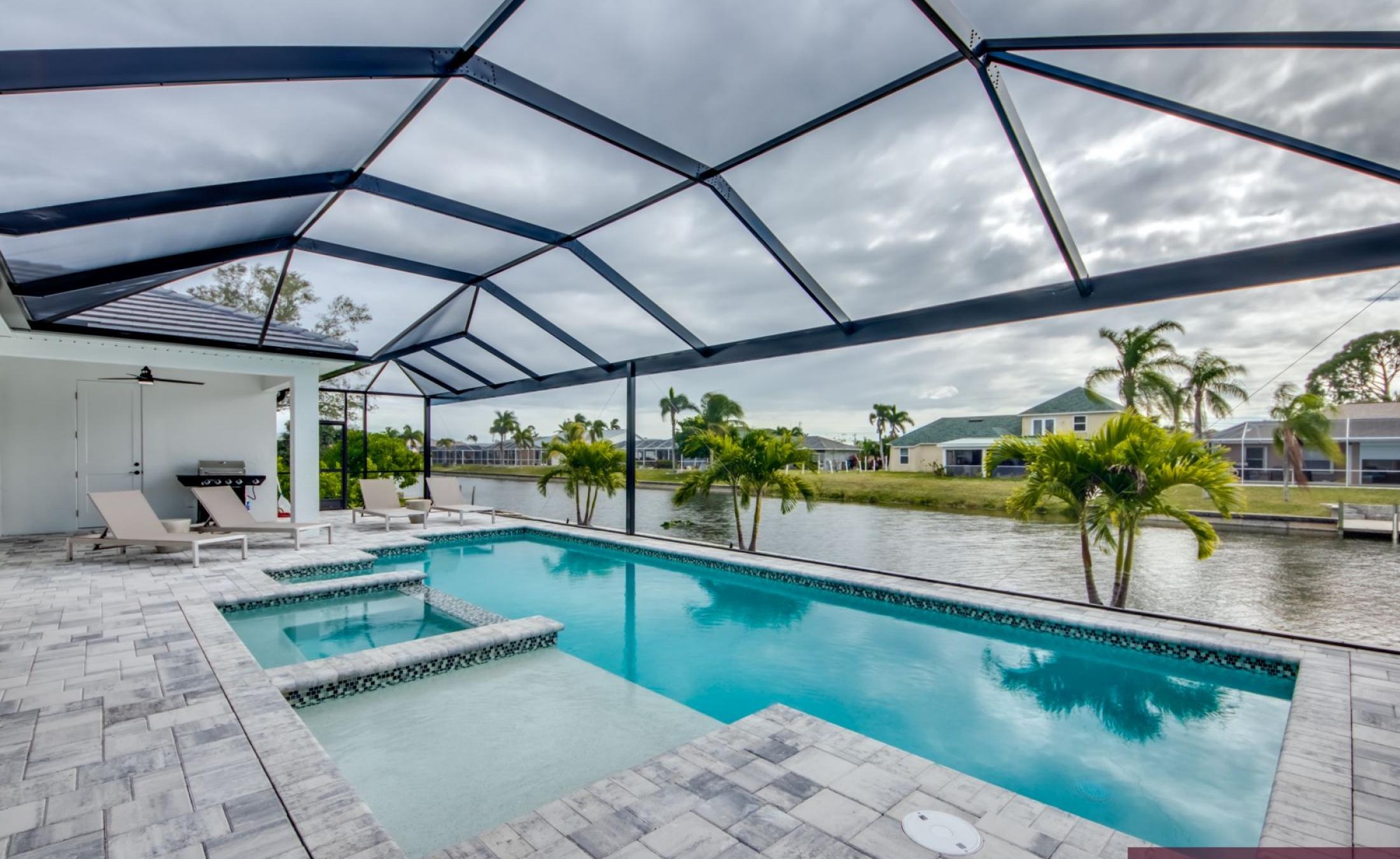 Sonnenterrasse mit beheiztem Pool und Spa am Frischwasserkanal.